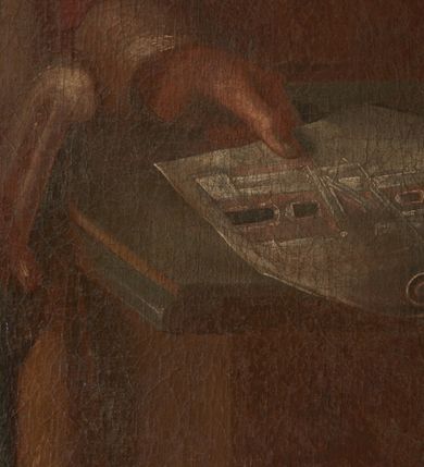 Zdjęcie nr 5: Obraz w kształcie stojącego prostokąta ujętego dekoracyjną ramą z uszakami, motywem paludamentum oraz wyobrażeniem Orderu Orła Białego przedstawia całopostaciową sylwetkę Franciszka Szwracenberg-Czernego. Twarz, zwróconego w trzech czwartych w prawo mężczyzny charakteryzują pozbawione idealizacji cechy portretowe o długim, zaokrąglonym na końcu nosie, lekko podkrążonych oczach, szerokich ustach, spiczastych wąsach, bruzdach na czole oraz wydatnym podbródku. Ubrany jest on w długi, biały żupan przewiązany czerwonym pasem kontuszowym oraz czerwoną, podszytą futrem gronostajowym delię. Przez piersi przewieszona jest błękitna szarfa będąca fragmentem garnituru Orderu Orła Białego. U lewego boku przypięta jest szabla. Prawą rękę wspiera na biodrze, lewą, w której trzyma rysunek fasady kościoła, na niewielkim stoliku o wygiętych nogach. W tle, po lewej stronie kompozycji widoczna jest granatowa, obszyta złotą frędzlą kotara.     