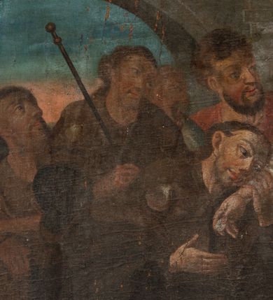 Zdjęcie nr 5: Obraz w kształcie stojącego prostokąta zamkniętego spłaszczonym łukiem nadwieszonym, z uskokiem. Wielofiguralna scena przedstawia św. Jana Nepomucena rozdającego jałmużnę pielgrzymom i mieszczanom. Jego lekko pochylona sylwetka, zwrócona w trzech czwartych w lewo znajduje się po środku. Święty ubrany jest w strój kanonika: sutannę, komżę, befki, almucję i biret, wokół głowy ma wieniec z pięciu gwiazd. W lewym dolnym rogu widoczne jest putto trzymające tarczę z dekoracją ornamentalną. Postacie ukazane na tle architektury miejskiej, w prawej części obrazu budynek z dwiema kolumnami korynckimi i belkowaniem, w tle most na którym znajduje się król w towarzystwie żołnierzy. W lewym górnym rogu obrazu są obłoki z uskrzydlonymi główkami anielskimi i wydobywające się z nich promienie światła. Pierwotną kolorystykę obrazu charakteryzowały żywe odcienie barw, obecnie jest zgaszona i pociemniała. Obraz pozbawiony jest ramy. 