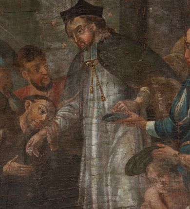 Zdjęcie nr 2: Obraz w kształcie stojącego prostokąta zamkniętego spłaszczonym łukiem nadwieszonym, z uskokiem. Wielofiguralna scena przedstawia św. Jana Nepomucena rozdającego jałmużnę pielgrzymom i mieszczanom. Jego lekko pochylona sylwetka, zwrócona w trzech czwartych w lewo znajduje się po środku. Święty ubrany jest w strój kanonika: sutannę, komżę, befki, almucję i biret, wokół głowy ma wieniec z pięciu gwiazd. W lewym dolnym rogu widoczne jest putto trzymające tarczę z dekoracją ornamentalną. Postacie ukazane na tle architektury miejskiej, w prawej części obrazu budynek z dwiema kolumnami korynckimi i belkowaniem, w tle most na którym znajduje się król w towarzystwie żołnierzy. W lewym górnym rogu obrazu są obłoki z uskrzydlonymi główkami anielskimi i wydobywające się z nich promienie światła. Pierwotną kolorystykę obrazu charakteryzowały żywe odcienie barw, obecnie jest zgaszona i pociemniała. Obraz pozbawiony jest ramy. 