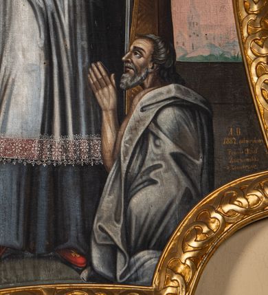 Zdjęcie nr 4: Obraz w kształcie nieregularnego prostokąta o wklęsłych bokach i narożach ujęty jest profilowaną, złoconą ramą zdobioną przeplatającym ornamentem geometrycznym. W polu obrazu znajduje się scena wskrzeszenia Piotrowina przez św. Stanisława. Postać stojącego i zwróconego w trzech czwartych w lewo biskupa wypełnia niemal całe pole obrazu.  Święty ubrany jest w strój pontyfikalny – sutannę, rokietę, ciemnoszary mucet i złoconą kapę, napiersiach ma złoty pektorał, a na głowie białą infułę. Prawą dłoń wyciąga w geście błogosławieństwa, w lewej trzyma pastorał. U jego stóp klęczy zwrócony profilem w lewo Piotrowin, ubrany w białą szatę i składający ręce w geście modlitewnym. Postaci ukazane są na tle architektury, w głębi, na horyzoncie widoczna jest zabudowa miejska. 
