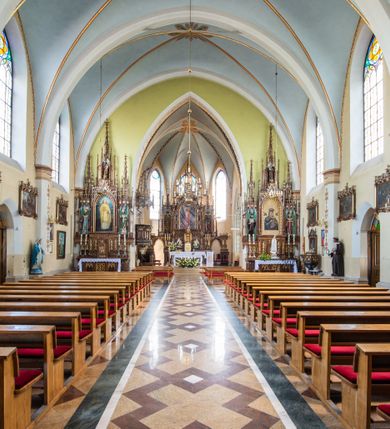 Zdjęcie nr 7: Neogotycki, murowany kościół św. Andrzeja Apostoła w Osieku jest pięcioprzęsłową świątynią salową z wyodrębnionym, trójbocznie zamkniętym prezbiterium od północy i czworoboczną wieżą od południa. Od zachodu do prezbiterium i nawy przylega zakrystia z przedsionkiem, a od wschodu czworoboczna kaplica Najświętszego Serca Pana Jezusa. Ściany elewacji zewnętrznych artykułują wysokie przypory wyznaczające przęsła, licowane czerwoną i żółtą cegłą, układaną we wzór ornamentalny. Każde z przęseł przeprute jest dużym, ostrołukowym oknem, dekorowanym przy ostrołuku ceglaną opaską. Górne odcinki pomiędzy przyporami zdobi poziomy, ceglany fryz kostkowy, zaś pod dachem ceglany gzyms koronujący. Elewacja południowa z wieżą jest trójosiowa. Oś środkową wyznacza dwupoziomowa, czworoboczna wieża wchodząca w ostatnie przęsło nawy. Flankują ją wysokie przypory podobnie jak na elewacjach bocznych licowane czerwoną i żółtą cegłą. Pierwszy poziom dekoruje rozbudowany, ceglany, ostrołukowy portal, ponad którym przepruto ostrołukowe okno. Ponad oknem z ceglaną opaską przy ostrołuku, schodzącą na poziomy, ceglany fryz kostkowy znajduje się okulus z maswerkiem z motywem rybiego pęcherza. W portalu mocno zaakcentowano ostrołukowy tympanon wypełniony maswerkiem ze sztucznego kamienia z motywami czteroliścia. Wieżę wieńczy ostrosłupowy hełm z krzyżem, pokryty blachą miedzianą, oparty na zmniejszonym, czworobocznym piętrze dzwonniczym tworzącym jej drugi poziom. W jego narożach usytuowano ceglane przypory ze sterczynami, zaś ściany boczne przepruto ostrołukowym oknem z ceglaną opaską przy ostrołuku, wypełnionym drewnianą żaluzją, wieńcząc je trójkątnymi szczytami ze sterczynami. Pole trójkątnych szczytów zawierają okrągłe tarcze zegarowe. Osie boczne elewacji wyznaczają podłużne, ostrołukowe okna z ceglanymi opaskami na wysokości ostrołuku oraz umieszczone poniżej mniejsze ostrołukowe okna doświetlające przyziemię z klatką schodową i nawę od zachodu. Wnętrze zostało nakryte sklepieniem krzyżowym. Kolejne przęsła rozdzielają ostrołukowe gurty spływające na przyścienne półfilary ustawione na cokołach i zwieńczone fazowanymi opaskami. Niższe, jednoprzęsłowe prezbiterium oddziela od nawy ostrołukowy łuk tęczowy. Przylegająca do prezbiterium od wschodu kaplica także otwiera się do wnętrze kościoła ostrołukową arkadą. W drugim przęśle usytuowano naprzeciw siebie ostrołukowe drzwi boczne. W prezbiterium ustawiono ołtarz główny, a po obu stronach łuku tęczowego dwa ołtarze boczne. Na zachodniej ścianie prezbiterium przy tęczy zawieszono ambonę. Także w kaplicy bocznej ustawiono nastawę ołtarzową. Nawę wypełniają dwa rzędy drewnianych ławek oraz dwa konfesjonały. W ostatnim przęśle, po obu stronach wchodzącej w nie wieży, urządzono chór muzyczny, na który prowadzi klatka schodowa z wejściem w przyziemiu wieży. Chór wsparto na trzech ostrołukowych arkadach. Podłogę w nawie i prezbiterium wyłożono posadzką z kolorowego granitu.   