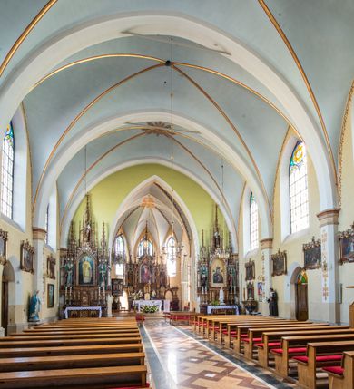 Zdjęcie nr 6: Neogotycki, murowany kościół św. Andrzeja Apostoła w Osieku jest pięcioprzęsłową świątynią salową z wyodrębnionym, trójbocznie zamkniętym prezbiterium od północy i czworoboczną wieżą od południa. Od zachodu do prezbiterium i nawy przylega zakrystia z przedsionkiem, a od wschodu czworoboczna kaplica Najświętszego Serca Pana Jezusa. Ściany elewacji zewnętrznych artykułują wysokie przypory wyznaczające przęsła, licowane czerwoną i żółtą cegłą, układaną we wzór ornamentalny. Każde z przęseł przeprute jest dużym, ostrołukowym oknem, dekorowanym przy ostrołuku ceglaną opaską. Górne odcinki pomiędzy przyporami zdobi poziomy, ceglany fryz kostkowy, zaś pod dachem ceglany gzyms koronujący. Elewacja południowa z wieżą jest trójosiowa. Oś środkową wyznacza dwupoziomowa, czworoboczna wieża wchodząca w ostatnie przęsło nawy. Flankują ją wysokie przypory podobnie jak na elewacjach bocznych licowane czerwoną i żółtą cegłą. Pierwszy poziom dekoruje rozbudowany, ceglany, ostrołukowy portal, ponad którym przepruto ostrołukowe okno. Ponad oknem z ceglaną opaską przy ostrołuku, schodzącą na poziomy, ceglany fryz kostkowy znajduje się okulus z maswerkiem z motywem rybiego pęcherza. W portalu mocno zaakcentowano ostrołukowy tympanon wypełniony maswerkiem ze sztucznego kamienia z motywami czteroliścia. Wieżę wieńczy ostrosłupowy hełm z krzyżem, pokryty blachą miedzianą, oparty na zmniejszonym, czworobocznym piętrze dzwonniczym tworzącym jej drugi poziom. W jego narożach usytuowano ceglane przypory ze sterczynami, zaś ściany boczne przepruto ostrołukowym oknem z ceglaną opaską przy ostrołuku, wypełnionym drewnianą żaluzją, wieńcząc je trójkątnymi szczytami ze sterczynami. Pole trójkątnych szczytów zawierają okrągłe tarcze zegarowe. Osie boczne elewacji wyznaczają podłużne, ostrołukowe okna z ceglanymi opaskami na wysokości ostrołuku oraz umieszczone poniżej mniejsze ostrołukowe okna doświetlające przyziemię z klatką schodową i nawę od zachodu. Wnętrze zostało nakryte sklepieniem krzyżowym. Kolejne przęsła rozdzielają ostrołukowe gurty spływające na przyścienne półfilary ustawione na cokołach i zwieńczone fazowanymi opaskami. Niższe, jednoprzęsłowe prezbiterium oddziela od nawy ostrołukowy łuk tęczowy. Przylegająca do prezbiterium od wschodu kaplica także otwiera się do wnętrze kościoła ostrołukową arkadą. W drugim przęśle usytuowano naprzeciw siebie ostrołukowe drzwi boczne. W prezbiterium ustawiono ołtarz główny, a po obu stronach łuku tęczowego dwa ołtarze boczne. Na zachodniej ścianie prezbiterium przy tęczy zawieszono ambonę. Także w kaplicy bocznej ustawiono nastawę ołtarzową. Nawę wypełniają dwa rzędy drewnianych ławek oraz dwa konfesjonały. W ostatnim przęśle, po obu stronach wchodzącej w nie wieży, urządzono chór muzyczny, na który prowadzi klatka schodowa z wejściem w przyziemiu wieży. Chór wsparto na trzech ostrołukowych arkadach. Podłogę w nawie i prezbiterium wyłożono posadzką z kolorowego granitu.   