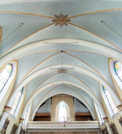 Zdjęcie nr 17: Neogotycki, murowany kościół św. Andrzeja Apostoła w Osieku jest pięcioprzęsłową świątynią salową z wyodrębnionym, trójbocznie zamkniętym prezbiterium od północy i czworoboczną wieżą od południa. Od zachodu do prezbiterium i nawy przylega zakrystia z przedsionkiem, a od wschodu czworoboczna kaplica Najświętszego Serca Pana Jezusa. Ściany elewacji zewnętrznych artykułują wysokie przypory wyznaczające przęsła, licowane czerwoną i żółtą cegłą, układaną we wzór ornamentalny. Każde z przęseł przeprute jest dużym, ostrołukowym oknem, dekorowanym przy ostrołuku ceglaną opaską. Górne odcinki pomiędzy przyporami zdobi poziomy, ceglany fryz kostkowy, zaś pod dachem ceglany gzyms koronujący. Elewacja południowa z wieżą jest trójosiowa. Oś środkową wyznacza dwupoziomowa, czworoboczna wieża wchodząca w ostatnie przęsło nawy. Flankują ją wysokie przypory podobnie jak na elewacjach bocznych licowane czerwoną i żółtą cegłą. Pierwszy poziom dekoruje rozbudowany, ceglany, ostrołukowy portal, ponad którym przepruto ostrołukowe okno. Ponad oknem z ceglaną opaską przy ostrołuku, schodzącą na poziomy, ceglany fryz kostkowy znajduje się okulus z maswerkiem z motywem rybiego pęcherza. W portalu mocno zaakcentowano ostrołukowy tympanon wypełniony maswerkiem ze sztucznego kamienia z motywami czteroliścia. Wieżę wieńczy ostrosłupowy hełm z krzyżem, pokryty blachą miedzianą, oparty na zmniejszonym, czworobocznym piętrze dzwonniczym tworzącym jej drugi poziom. W jego narożach usytuowano ceglane przypory ze sterczynami, zaś ściany boczne przepruto ostrołukowym oknem z ceglaną opaską przy ostrołuku, wypełnionym drewnianą żaluzją, wieńcząc je trójkątnymi szczytami ze sterczynami. Pole trójkątnych szczytów zawierają okrągłe tarcze zegarowe. Osie boczne elewacji wyznaczają podłużne, ostrołukowe okna z ceglanymi opaskami na wysokości ostrołuku oraz umieszczone poniżej mniejsze ostrołukowe okna doświetlające przyziemię z klatką schodową i nawę od zachodu. Wnętrze zostało nakryte sklepieniem krzyżowym. Kolejne przęsła rozdzielają ostrołukowe gurty spływające na przyścienne półfilary ustawione na cokołach i zwieńczone fazowanymi opaskami. Niższe, jednoprzęsłowe prezbiterium oddziela od nawy ostrołukowy łuk tęczowy. Przylegająca do prezbiterium od wschodu kaplica także otwiera się do wnętrze kościoła ostrołukową arkadą. W drugim przęśle usytuowano naprzeciw siebie ostrołukowe drzwi boczne. W prezbiterium ustawiono ołtarz główny, a po obu stronach łuku tęczowego dwa ołtarze boczne. Na zachodniej ścianie prezbiterium przy tęczy zawieszono ambonę. Także w kaplicy bocznej ustawiono nastawę ołtarzową. Nawę wypełniają dwa rzędy drewnianych ławek oraz dwa konfesjonały. W ostatnim przęśle, po obu stronach wchodzącej w nie wieży, urządzono chór muzyczny, na który prowadzi klatka schodowa z wejściem w przyziemiu wieży. Chór wsparto na trzech ostrołukowych arkadach. Podłogę w nawie i prezbiterium wyłożono posadzką z kolorowego granitu.   