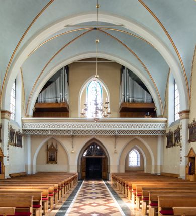 Zdjęcie nr 15: Neogotycki, murowany kościół św. Andrzeja Apostoła w Osieku jest pięcioprzęsłową świątynią salową z wyodrębnionym, trójbocznie zamkniętym prezbiterium od północy i czworoboczną wieżą od południa. Od zachodu do prezbiterium i nawy przylega zakrystia z przedsionkiem, a od wschodu czworoboczna kaplica Najświętszego Serca Pana Jezusa. Ściany elewacji zewnętrznych artykułują wysokie przypory wyznaczające przęsła, licowane czerwoną i żółtą cegłą, układaną we wzór ornamentalny. Każde z przęseł przeprute jest dużym, ostrołukowym oknem, dekorowanym przy ostrołuku ceglaną opaską. Górne odcinki pomiędzy przyporami zdobi poziomy, ceglany fryz kostkowy, zaś pod dachem ceglany gzyms koronujący. Elewacja południowa z wieżą jest trójosiowa. Oś środkową wyznacza dwupoziomowa, czworoboczna wieża wchodząca w ostatnie przęsło nawy. Flankują ją wysokie przypory podobnie jak na elewacjach bocznych licowane czerwoną i żółtą cegłą. Pierwszy poziom dekoruje rozbudowany, ceglany, ostrołukowy portal, ponad którym przepruto ostrołukowe okno. Ponad oknem z ceglaną opaską przy ostrołuku, schodzącą na poziomy, ceglany fryz kostkowy znajduje się okulus z maswerkiem z motywem rybiego pęcherza. W portalu mocno zaakcentowano ostrołukowy tympanon wypełniony maswerkiem ze sztucznego kamienia z motywami czteroliścia. Wieżę wieńczy ostrosłupowy hełm z krzyżem, pokryty blachą miedzianą, oparty na zmniejszonym, czworobocznym piętrze dzwonniczym tworzącym jej drugi poziom. W jego narożach usytuowano ceglane przypory ze sterczynami, zaś ściany boczne przepruto ostrołukowym oknem z ceglaną opaską przy ostrołuku, wypełnionym drewnianą żaluzją, wieńcząc je trójkątnymi szczytami ze sterczynami. Pole trójkątnych szczytów zawierają okrągłe tarcze zegarowe. Osie boczne elewacji wyznaczają podłużne, ostrołukowe okna z ceglanymi opaskami na wysokości ostrołuku oraz umieszczone poniżej mniejsze ostrołukowe okna doświetlające przyziemię z klatką schodową i nawę od zachodu. Wnętrze zostało nakryte sklepieniem krzyżowym. Kolejne przęsła rozdzielają ostrołukowe gurty spływające na przyścienne półfilary ustawione na cokołach i zwieńczone fazowanymi opaskami. Niższe, jednoprzęsłowe prezbiterium oddziela od nawy ostrołukowy łuk tęczowy. Przylegająca do prezbiterium od wschodu kaplica także otwiera się do wnętrze kościoła ostrołukową arkadą. W drugim przęśle usytuowano naprzeciw siebie ostrołukowe drzwi boczne. W prezbiterium ustawiono ołtarz główny, a po obu stronach łuku tęczowego dwa ołtarze boczne. Na zachodniej ścianie prezbiterium przy tęczy zawieszono ambonę. Także w kaplicy bocznej ustawiono nastawę ołtarzową. Nawę wypełniają dwa rzędy drewnianych ławek oraz dwa konfesjonały. W ostatnim przęśle, po obu stronach wchodzącej w nie wieży, urządzono chór muzyczny, na który prowadzi klatka schodowa z wejściem w przyziemiu wieży. Chór wsparto na trzech ostrołukowych arkadach. Podłogę w nawie i prezbiterium wyłożono posadzką z kolorowego granitu.   