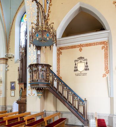 Zdjęcie nr 14: Neogotycki, murowany kościół św. Andrzeja Apostoła w Osieku jest pięcioprzęsłową świątynią salową z wyodrębnionym, trójbocznie zamkniętym prezbiterium od północy i czworoboczną wieżą od południa. Od zachodu do prezbiterium i nawy przylega zakrystia z przedsionkiem, a od wschodu czworoboczna kaplica Najświętszego Serca Pana Jezusa. Ściany elewacji zewnętrznych artykułują wysokie przypory wyznaczające przęsła, licowane czerwoną i żółtą cegłą, układaną we wzór ornamentalny. Każde z przęseł przeprute jest dużym, ostrołukowym oknem, dekorowanym przy ostrołuku ceglaną opaską. Górne odcinki pomiędzy przyporami zdobi poziomy, ceglany fryz kostkowy, zaś pod dachem ceglany gzyms koronujący. Elewacja południowa z wieżą jest trójosiowa. Oś środkową wyznacza dwupoziomowa, czworoboczna wieża wchodząca w ostatnie przęsło nawy. Flankują ją wysokie przypory podobnie jak na elewacjach bocznych licowane czerwoną i żółtą cegłą. Pierwszy poziom dekoruje rozbudowany, ceglany, ostrołukowy portal, ponad którym przepruto ostrołukowe okno. Ponad oknem z ceglaną opaską przy ostrołuku, schodzącą na poziomy, ceglany fryz kostkowy znajduje się okulus z maswerkiem z motywem rybiego pęcherza. W portalu mocno zaakcentowano ostrołukowy tympanon wypełniony maswerkiem ze sztucznego kamienia z motywami czteroliścia. Wieżę wieńczy ostrosłupowy hełm z krzyżem, pokryty blachą miedzianą, oparty na zmniejszonym, czworobocznym piętrze dzwonniczym tworzącym jej drugi poziom. W jego narożach usytuowano ceglane przypory ze sterczynami, zaś ściany boczne przepruto ostrołukowym oknem z ceglaną opaską przy ostrołuku, wypełnionym drewnianą żaluzją, wieńcząc je trójkątnymi szczytami ze sterczynami. Pole trójkątnych szczytów zawierają okrągłe tarcze zegarowe. Osie boczne elewacji wyznaczają podłużne, ostrołukowe okna z ceglanymi opaskami na wysokości ostrołuku oraz umieszczone poniżej mniejsze ostrołukowe okna doświetlające przyziemię z klatką schodową i nawę od zachodu. Wnętrze zostało nakryte sklepieniem krzyżowym. Kolejne przęsła rozdzielają ostrołukowe gurty spływające na przyścienne półfilary ustawione na cokołach i zwieńczone fazowanymi opaskami. Niższe, jednoprzęsłowe prezbiterium oddziela od nawy ostrołukowy łuk tęczowy. Przylegająca do prezbiterium od wschodu kaplica także otwiera się do wnętrze kościoła ostrołukową arkadą. W drugim przęśle usytuowano naprzeciw siebie ostrołukowe drzwi boczne. W prezbiterium ustawiono ołtarz główny, a po obu stronach łuku tęczowego dwa ołtarze boczne. Na zachodniej ścianie prezbiterium przy tęczy zawieszono ambonę. Także w kaplicy bocznej ustawiono nastawę ołtarzową. Nawę wypełniają dwa rzędy drewnianych ławek oraz dwa konfesjonały. W ostatnim przęśle, po obu stronach wchodzącej w nie wieży, urządzono chór muzyczny, na który prowadzi klatka schodowa z wejściem w przyziemiu wieży. Chór wsparto na trzech ostrołukowych arkadach. Podłogę w nawie i prezbiterium wyłożono posadzką z kolorowego granitu.   