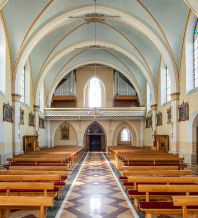 Zdjęcie nr 25: Neogotycki, murowany kościół św. Andrzeja Apostoła w Osieku jest pięcioprzęsłową świątynią salową z wyodrębnionym, trójbocznie zamkniętym prezbiterium od północy i czworoboczną wieżą od południa. Od zachodu do prezbiterium i nawy przylega zakrystia z przedsionkiem, a od wschodu czworoboczna kaplica Najświętszego Serca Pana Jezusa. Ściany elewacji zewnętrznych artykułują wysokie przypory wyznaczające przęsła, licowane czerwoną i żółtą cegłą, układaną we wzór ornamentalny. Każde z przęseł przeprute jest dużym, ostrołukowym oknem, dekorowanym przy ostrołuku ceglaną opaską. Górne odcinki pomiędzy przyporami zdobi poziomy, ceglany fryz kostkowy, zaś pod dachem ceglany gzyms koronujący. Elewacja południowa z wieżą jest trójosiowa. Oś środkową wyznacza dwupoziomowa, czworoboczna wieża wchodząca w ostatnie przęsło nawy. Flankują ją wysokie przypory podobnie jak na elewacjach bocznych licowane czerwoną i żółtą cegłą. Pierwszy poziom dekoruje rozbudowany, ceglany, ostrołukowy portal, ponad którym przepruto ostrołukowe okno. Ponad oknem z ceglaną opaską przy ostrołuku, schodzącą na poziomy, ceglany fryz kostkowy znajduje się okulus z maswerkiem z motywem rybiego pęcherza. W portalu mocno zaakcentowano ostrołukowy tympanon wypełniony maswerkiem ze sztucznego kamienia z motywami czteroliścia. Wieżę wieńczy ostrosłupowy hełm z krzyżem, pokryty blachą miedzianą, oparty na zmniejszonym, czworobocznym piętrze dzwonniczym tworzącym jej drugi poziom. W jego narożach usytuowano ceglane przypory ze sterczynami, zaś ściany boczne przepruto ostrołukowym oknem z ceglaną opaską przy ostrołuku, wypełnionym drewnianą żaluzją, wieńcząc je trójkątnymi szczytami ze sterczynami. Pole trójkątnych szczytów zawierają okrągłe tarcze zegarowe. Osie boczne elewacji wyznaczają podłużne, ostrołukowe okna z ceglanymi opaskami na wysokości ostrołuku oraz umieszczone poniżej mniejsze ostrołukowe okna doświetlające przyziemię z klatką schodową i nawę od zachodu. Wnętrze zostało nakryte sklepieniem krzyżowym. Kolejne przęsła rozdzielają ostrołukowe gurty spływające na przyścienne półfilary ustawione na cokołach i zwieńczone fazowanymi opaskami. Niższe, jednoprzęsłowe prezbiterium oddziela od nawy ostrołukowy łuk tęczowy. Przylegająca do prezbiterium od wschodu kaplica także otwiera się do wnętrze kościoła ostrołukową arkadą. W drugim przęśle usytuowano naprzeciw siebie ostrołukowe drzwi boczne. W prezbiterium ustawiono ołtarz główny, a po obu stronach łuku tęczowego dwa ołtarze boczne. Na zachodniej ścianie prezbiterium przy tęczy zawieszono ambonę. Także w kaplicy bocznej ustawiono nastawę ołtarzową. Nawę wypełniają dwa rzędy drewnianych ławek oraz dwa konfesjonały. W ostatnim przęśle, po obu stronach wchodzącej w nie wieży, urządzono chór muzyczny, na który prowadzi klatka schodowa z wejściem w przyziemiu wieży. Chór wsparto na trzech ostrołukowych arkadach. Podłogę w nawie i prezbiterium wyłożono posadzką z kolorowego granitu.   