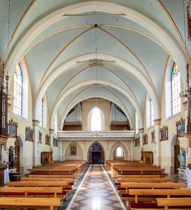 Zdjęcie nr 18: Neogotycki, murowany kościół św. Andrzeja Apostoła w Osieku jest pięcioprzęsłową świątynią salową z wyodrębnionym, trójbocznie zamkniętym prezbiterium od północy i czworoboczną wieżą od południa. Od zachodu do prezbiterium i nawy przylega zakrystia z przedsionkiem, a od wschodu czworoboczna kaplica Najświętszego Serca Pana Jezusa. Ściany elewacji zewnętrznych artykułują wysokie przypory wyznaczające przęsła, licowane czerwoną i żółtą cegłą, układaną we wzór ornamentalny. Każde z przęseł przeprute jest dużym, ostrołukowym oknem, dekorowanym przy ostrołuku ceglaną opaską. Górne odcinki pomiędzy przyporami zdobi poziomy, ceglany fryz kostkowy, zaś pod dachem ceglany gzyms koronujący. Elewacja południowa z wieżą jest trójosiowa. Oś środkową wyznacza dwupoziomowa, czworoboczna wieża wchodząca w ostatnie przęsło nawy. Flankują ją wysokie przypory podobnie jak na elewacjach bocznych licowane czerwoną i żółtą cegłą. Pierwszy poziom dekoruje rozbudowany, ceglany, ostrołukowy portal, ponad którym przepruto ostrołukowe okno. Ponad oknem z ceglaną opaską przy ostrołuku, schodzącą na poziomy, ceglany fryz kostkowy znajduje się okulus z maswerkiem z motywem rybiego pęcherza. W portalu mocno zaakcentowano ostrołukowy tympanon wypełniony maswerkiem ze sztucznego kamienia z motywami czteroliścia. Wieżę wieńczy ostrosłupowy hełm z krzyżem, pokryty blachą miedzianą, oparty na zmniejszonym, czworobocznym piętrze dzwonniczym tworzącym jej drugi poziom. W jego narożach usytuowano ceglane przypory ze sterczynami, zaś ściany boczne przepruto ostrołukowym oknem z ceglaną opaską przy ostrołuku, wypełnionym drewnianą żaluzją, wieńcząc je trójkątnymi szczytami ze sterczynami. Pole trójkątnych szczytów zawierają okrągłe tarcze zegarowe. Osie boczne elewacji wyznaczają podłużne, ostrołukowe okna z ceglanymi opaskami na wysokości ostrołuku oraz umieszczone poniżej mniejsze ostrołukowe okna doświetlające przyziemię z klatką schodową i nawę od zachodu. Wnętrze zostało nakryte sklepieniem krzyżowym. Kolejne przęsła rozdzielają ostrołukowe gurty spływające na przyścienne półfilary ustawione na cokołach i zwieńczone fazowanymi opaskami. Niższe, jednoprzęsłowe prezbiterium oddziela od nawy ostrołukowy łuk tęczowy. Przylegająca do prezbiterium od wschodu kaplica także otwiera się do wnętrze kościoła ostrołukową arkadą. W drugim przęśle usytuowano naprzeciw siebie ostrołukowe drzwi boczne. W prezbiterium ustawiono ołtarz główny, a po obu stronach łuku tęczowego dwa ołtarze boczne. Na zachodniej ścianie prezbiterium przy tęczy zawieszono ambonę. Także w kaplicy bocznej ustawiono nastawę ołtarzową. Nawę wypełniają dwa rzędy drewnianych ławek oraz dwa konfesjonały. W ostatnim przęśle, po obu stronach wchodzącej w nie wieży, urządzono chór muzyczny, na który prowadzi klatka schodowa z wejściem w przyziemiu wieży. Chór wsparto na trzech ostrołukowych arkadach. Podłogę w nawie i prezbiterium wyłożono posadzką z kolorowego granitu.   