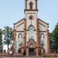 Zdjęcie nr 1: Neogotycki, murowany kościół św. Andrzeja Apostoła w Osieku jest pięcioprzęsłową świątynią salową z wyodrębnionym, trójbocznie zamkniętym prezbiterium od północy i czworoboczną wieżą od południa. Od zachodu do prezbiterium i nawy przylega zakrystia z przedsionkiem, a od wschodu czworoboczna kaplica Najświętszego Serca Pana Jezusa. Ściany elewacji zewnętrznych artykułują wysokie przypory wyznaczające przęsła, licowane czerwoną i żółtą cegłą, układaną we wzór ornamentalny. Każde z przęseł przeprute jest dużym, ostrołukowym oknem, dekorowanym przy ostrołuku ceglaną opaską. Górne odcinki pomiędzy przyporami zdobi poziomy, ceglany fryz kostkowy, zaś pod dachem ceglany gzyms koronujący. Elewacja południowa z wieżą jest trójosiowa. Oś środkową wyznacza dwupoziomowa, czworoboczna wieża wchodząca w ostatnie przęsło nawy. Flankują ją wysokie przypory podobnie jak na elewacjach bocznych licowane czerwoną i żółtą cegłą. Pierwszy poziom dekoruje rozbudowany, ceglany, ostrołukowy portal, ponad którym przepruto ostrołukowe okno. Ponad oknem z ceglaną opaską przy ostrołuku, schodzącą na poziomy, ceglany fryz kostkowy znajduje się okulus z maswerkiem z motywem rybiego pęcherza. W portalu mocno zaakcentowano ostrołukowy tympanon wypełniony maswerkiem ze sztucznego kamienia z motywami czteroliścia. Wieżę wieńczy ostrosłupowy hełm z krzyżem, pokryty blachą miedzianą, oparty na zmniejszonym, czworobocznym piętrze dzwonniczym tworzącym jej drugi poziom. W jego narożach usytuowano ceglane przypory ze sterczynami, zaś ściany boczne przepruto ostrołukowym oknem z ceglaną opaską przy ostrołuku, wypełnionym drewnianą żaluzją, wieńcząc je trójkątnymi szczytami ze sterczynami. Pole trójkątnych szczytów zawierają okrągłe tarcze zegarowe. Osie boczne elewacji wyznaczają podłużne, ostrołukowe okna z ceglanymi opaskami na wysokości ostrołuku oraz umieszczone poniżej mniejsze ostrołukowe okna doświetlające przyziemię z klatką schodową i nawę od zachodu. Wnętrze zostało nakryte sklepieniem krzyżowym. Kolejne przęsła rozdzielają ostrołukowe gurty spływające na przyścienne półfilary ustawione na cokołach i zwieńczone fazowanymi opaskami. Niższe, jednoprzęsłowe prezbiterium oddziela od nawy ostrołukowy łuk tęczowy. Przylegająca do prezbiterium od wschodu kaplica także otwiera się do wnętrze kościoła ostrołukową arkadą. W drugim przęśle usytuowano naprzeciw siebie ostrołukowe drzwi boczne. W prezbiterium ustawiono ołtarz główny, a po obu stronach łuku tęczowego dwa ołtarze boczne. Na zachodniej ścianie prezbiterium przy tęczy zawieszono ambonę. Także w kaplicy bocznej ustawiono nastawę ołtarzową. Nawę wypełniają dwa rzędy drewnianych ławek oraz dwa konfesjonały. W ostatnim przęśle, po obu stronach wchodzącej w nie wieży, urządzono chór muzyczny, na który prowadzi klatka schodowa z wejściem w przyziemiu wieży. Chór wsparto na trzech ostrołukowych arkadach. Podłogę w nawie i prezbiterium wyłożono posadzką z kolorowego granitu.   
