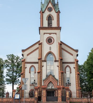 Zdjęcie nr 1: Neogotycki, murowany kościół św. Andrzeja Apostoła w Osieku jest pięcioprzęsłową świątynią salową z wyodrębnionym, trójbocznie zamkniętym prezbiterium od północy i czworoboczną wieżą od południa. Od zachodu do prezbiterium i nawy przylega zakrystia z przedsionkiem, a od wschodu czworoboczna kaplica Najświętszego Serca Pana Jezusa. Ściany elewacji zewnętrznych artykułują wysokie przypory wyznaczające przęsła, licowane czerwoną i żółtą cegłą, układaną we wzór ornamentalny. Każde z przęseł przeprute jest dużym, ostrołukowym oknem, dekorowanym przy ostrołuku ceglaną opaską. Górne odcinki pomiędzy przyporami zdobi poziomy, ceglany fryz kostkowy, zaś pod dachem ceglany gzyms koronujący. Elewacja południowa z wieżą jest trójosiowa. Oś środkową wyznacza dwupoziomowa, czworoboczna wieża wchodząca w ostatnie przęsło nawy. Flankują ją wysokie przypory podobnie jak na elewacjach bocznych licowane czerwoną i żółtą cegłą. Pierwszy poziom dekoruje rozbudowany, ceglany, ostrołukowy portal, ponad którym przepruto ostrołukowe okno. Ponad oknem z ceglaną opaską przy ostrołuku, schodzącą na poziomy, ceglany fryz kostkowy znajduje się okulus z maswerkiem z motywem rybiego pęcherza. W portalu mocno zaakcentowano ostrołukowy tympanon wypełniony maswerkiem ze sztucznego kamienia z motywami czteroliścia. Wieżę wieńczy ostrosłupowy hełm z krzyżem, pokryty blachą miedzianą, oparty na zmniejszonym, czworobocznym piętrze dzwonniczym tworzącym jej drugi poziom. W jego narożach usytuowano ceglane przypory ze sterczynami, zaś ściany boczne przepruto ostrołukowym oknem z ceglaną opaską przy ostrołuku, wypełnionym drewnianą żaluzją, wieńcząc je trójkątnymi szczytami ze sterczynami. Pole trójkątnych szczytów zawierają okrągłe tarcze zegarowe. Osie boczne elewacji wyznaczają podłużne, ostrołukowe okna z ceglanymi opaskami na wysokości ostrołuku oraz umieszczone poniżej mniejsze ostrołukowe okna doświetlające przyziemię z klatką schodową i nawę od zachodu. Wnętrze zostało nakryte sklepieniem krzyżowym. Kolejne przęsła rozdzielają ostrołukowe gurty spływające na przyścienne półfilary ustawione na cokołach i zwieńczone fazowanymi opaskami. Niższe, jednoprzęsłowe prezbiterium oddziela od nawy ostrołukowy łuk tęczowy. Przylegająca do prezbiterium od wschodu kaplica także otwiera się do wnętrze kościoła ostrołukową arkadą. W drugim przęśle usytuowano naprzeciw siebie ostrołukowe drzwi boczne. W prezbiterium ustawiono ołtarz główny, a po obu stronach łuku tęczowego dwa ołtarze boczne. Na zachodniej ścianie prezbiterium przy tęczy zawieszono ambonę. Także w kaplicy bocznej ustawiono nastawę ołtarzową. Nawę wypełniają dwa rzędy drewnianych ławek oraz dwa konfesjonały. W ostatnim przęśle, po obu stronach wchodzącej w nie wieży, urządzono chór muzyczny, na który prowadzi klatka schodowa z wejściem w przyziemiu wieży. Chór wsparto na trzech ostrołukowych arkadach. Podłogę w nawie i prezbiterium wyłożono posadzką z kolorowego granitu.   
