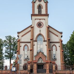 Zdjęcie nr 1: Neogotycki, murowany kościół św. Andrzeja Apostoła w Osieku jest pięcioprzęsłową świątynią salową z wyodrębnionym, trójbocznie zamkniętym prezbiterium od północy i czworoboczną wieżą od południa. Od zachodu do prezbiterium i nawy przylega zakrystia z przedsionkiem, a od wschodu czworoboczna kaplica Najświętszego Serca Pana Jezusa. Ściany elewacji zewnętrznych artykułują wysokie przypory wyznaczające przęsła, licowane czerwoną i żółtą cegłą, układaną we wzór ornamentalny. Każde z przęseł przeprute jest dużym, ostrołukowym oknem, dekorowanym przy ostrołuku ceglaną opaską. Górne odcinki pomiędzy przyporami zdobi poziomy, ceglany fryz kostkowy, zaś pod dachem ceglany gzyms koronujący. Elewacja południowa z wieżą jest trójosiowa. Oś środkową wyznacza dwupoziomowa, czworoboczna wieża wchodząca w ostatnie przęsło nawy. Flankują ją wysokie przypory podobnie jak na elewacjach bocznych licowane czerwoną i żółtą cegłą. Pierwszy poziom dekoruje rozbudowany, ceglany, ostrołukowy portal, ponad którym przepruto ostrołukowe okno. Ponad oknem z ceglaną opaską przy ostrołuku, schodzącą na poziomy, ceglany fryz kostkowy znajduje się okulus z maswerkiem z motywem rybiego pęcherza. W portalu mocno zaakcentowano ostrołukowy tympanon wypełniony maswerkiem ze sztucznego kamienia z motywami czteroliścia. Wieżę wieńczy ostrosłupowy hełm z krzyżem, pokryty blachą miedzianą, oparty na zmniejszonym, czworobocznym piętrze dzwonniczym tworzącym jej drugi poziom. W jego narożach usytuowano ceglane przypory ze sterczynami, zaś ściany boczne przepruto ostrołukowym oknem z ceglaną opaską przy ostrołuku, wypełnionym drewnianą żaluzją, wieńcząc je trójkątnymi szczytami ze sterczynami. Pole trójkątnych szczytów zawierają okrągłe tarcze zegarowe. Osie boczne elewacji wyznaczają podłużne, ostrołukowe okna z ceglanymi opaskami na wysokości ostrołuku oraz umieszczone poniżej mniejsze ostrołukowe okna doświetlające przyziemię z klatką schodową i nawę od zachodu. Wnętrze zostało nakryte sklepieniem krzyżowym. Kolejne przęsła rozdzielają ostrołukowe gurty spływające na przyścienne półfilary ustawione na cokołach i zwieńczone fazowanymi opaskami. Niższe, jednoprzęsłowe prezbiterium oddziela od nawy ostrołukowy łuk tęczowy. Przylegająca do prezbiterium od wschodu kaplica także otwiera się do wnętrze kościoła ostrołukową arkadą. W drugim przęśle usytuowano naprzeciw siebie ostrołukowe drzwi boczne. W prezbiterium ustawiono ołtarz główny, a po obu stronach łuku tęczowego dwa ołtarze boczne. Na zachodniej ścianie prezbiterium przy tęczy zawieszono ambonę. Także w kaplicy bocznej ustawiono nastawę ołtarzową. Nawę wypełniają dwa rzędy drewnianych ławek oraz dwa konfesjonały. W ostatnim przęśle, po obu stronach wchodzącej w nie wieży, urządzono chór muzyczny, na który prowadzi klatka schodowa z wejściem w przyziemiu wieży. Chór wsparto na trzech ostrołukowych arkadach. Podłogę w nawie i prezbiterium wyłożono posadzką z kolorowego granitu.   