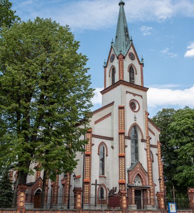 Zdjęcie nr 2: Neogotycki, murowany kościół św. Andrzeja Apostoła w Osieku jest pięcioprzęsłową świątynią salową z wyodrębnionym, trójbocznie zamkniętym prezbiterium od północy i czworoboczną wieżą od południa. Od zachodu do prezbiterium i nawy przylega zakrystia z przedsionkiem, a od wschodu czworoboczna kaplica Najświętszego Serca Pana Jezusa. Ściany elewacji zewnętrznych artykułują wysokie przypory wyznaczające przęsła, licowane czerwoną i żółtą cegłą, układaną we wzór ornamentalny. Każde z przęseł przeprute jest dużym, ostrołukowym oknem, dekorowanym przy ostrołuku ceglaną opaską. Górne odcinki pomiędzy przyporami zdobi poziomy, ceglany fryz kostkowy, zaś pod dachem ceglany gzyms koronujący. Elewacja południowa z wieżą jest trójosiowa. Oś środkową wyznacza dwupoziomowa, czworoboczna wieża wchodząca w ostatnie przęsło nawy. Flankują ją wysokie przypory podobnie jak na elewacjach bocznych licowane czerwoną i żółtą cegłą. Pierwszy poziom dekoruje rozbudowany, ceglany, ostrołukowy portal, ponad którym przepruto ostrołukowe okno. Ponad oknem z ceglaną opaską przy ostrołuku, schodzącą na poziomy, ceglany fryz kostkowy znajduje się okulus z maswerkiem z motywem rybiego pęcherza. W portalu mocno zaakcentowano ostrołukowy tympanon wypełniony maswerkiem ze sztucznego kamienia z motywami czteroliścia. Wieżę wieńczy ostrosłupowy hełm z krzyżem, pokryty blachą miedzianą, oparty na zmniejszonym, czworobocznym piętrze dzwonniczym tworzącym jej drugi poziom. W jego narożach usytuowano ceglane przypory ze sterczynami, zaś ściany boczne przepruto ostrołukowym oknem z ceglaną opaską przy ostrołuku, wypełnionym drewnianą żaluzją, wieńcząc je trójkątnymi szczytami ze sterczynami. Pole trójkątnych szczytów zawierają okrągłe tarcze zegarowe. Osie boczne elewacji wyznaczają podłużne, ostrołukowe okna z ceglanymi opaskami na wysokości ostrołuku oraz umieszczone poniżej mniejsze ostrołukowe okna doświetlające przyziemię z klatką schodową i nawę od zachodu. Wnętrze zostało nakryte sklepieniem krzyżowym. Kolejne przęsła rozdzielają ostrołukowe gurty spływające na przyścienne półfilary ustawione na cokołach i zwieńczone fazowanymi opaskami. Niższe, jednoprzęsłowe prezbiterium oddziela od nawy ostrołukowy łuk tęczowy. Przylegająca do prezbiterium od wschodu kaplica także otwiera się do wnętrze kościoła ostrołukową arkadą. W drugim przęśle usytuowano naprzeciw siebie ostrołukowe drzwi boczne. W prezbiterium ustawiono ołtarz główny, a po obu stronach łuku tęczowego dwa ołtarze boczne. Na zachodniej ścianie prezbiterium przy tęczy zawieszono ambonę. Także w kaplicy bocznej ustawiono nastawę ołtarzową. Nawę wypełniają dwa rzędy drewnianych ławek oraz dwa konfesjonały. W ostatnim przęśle, po obu stronach wchodzącej w nie wieży, urządzono chór muzyczny, na który prowadzi klatka schodowa z wejściem w przyziemiu wieży. Chór wsparto na trzech ostrołukowych arkadach. Podłogę w nawie i prezbiterium wyłożono posadzką z kolorowego granitu.   