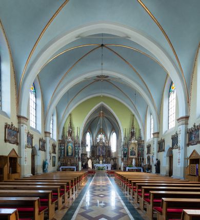 Zdjęcie nr 20: Neogotycki, murowany kościół św. Andrzeja Apostoła w Osieku jest pięcioprzęsłową świątynią salową z wyodrębnionym, trójbocznie zamkniętym prezbiterium od północy i czworoboczną wieżą od południa. Od zachodu do prezbiterium i nawy przylega zakrystia z przedsionkiem, a od wschodu czworoboczna kaplica Najświętszego Serca Pana Jezusa. Ściany elewacji zewnętrznych artykułują wysokie przypory wyznaczające przęsła, licowane czerwoną i żółtą cegłą, układaną we wzór ornamentalny. Każde z przęseł przeprute jest dużym, ostrołukowym oknem, dekorowanym przy ostrołuku ceglaną opaską. Górne odcinki pomiędzy przyporami zdobi poziomy, ceglany fryz kostkowy, zaś pod dachem ceglany gzyms koronujący. Elewacja południowa z wieżą jest trójosiowa. Oś środkową wyznacza dwupoziomowa, czworoboczna wieża wchodząca w ostatnie przęsło nawy. Flankują ją wysokie przypory podobnie jak na elewacjach bocznych licowane czerwoną i żółtą cegłą. Pierwszy poziom dekoruje rozbudowany, ceglany, ostrołukowy portal, ponad którym przepruto ostrołukowe okno. Ponad oknem z ceglaną opaską przy ostrołuku, schodzącą na poziomy, ceglany fryz kostkowy znajduje się okulus z maswerkiem z motywem rybiego pęcherza. W portalu mocno zaakcentowano ostrołukowy tympanon wypełniony maswerkiem ze sztucznego kamienia z motywami czteroliścia. Wieżę wieńczy ostrosłupowy hełm z krzyżem, pokryty blachą miedzianą, oparty na zmniejszonym, czworobocznym piętrze dzwonniczym tworzącym jej drugi poziom. W jego narożach usytuowano ceglane przypory ze sterczynami, zaś ściany boczne przepruto ostrołukowym oknem z ceglaną opaską przy ostrołuku, wypełnionym drewnianą żaluzją, wieńcząc je trójkątnymi szczytami ze sterczynami. Pole trójkątnych szczytów zawierają okrągłe tarcze zegarowe. Osie boczne elewacji wyznaczają podłużne, ostrołukowe okna z ceglanymi opaskami na wysokości ostrołuku oraz umieszczone poniżej mniejsze ostrołukowe okna doświetlające przyziemię z klatką schodową i nawę od zachodu. Wnętrze zostało nakryte sklepieniem krzyżowym. Kolejne przęsła rozdzielają ostrołukowe gurty spływające na przyścienne półfilary ustawione na cokołach i zwieńczone fazowanymi opaskami. Niższe, jednoprzęsłowe prezbiterium oddziela od nawy ostrołukowy łuk tęczowy. Przylegająca do prezbiterium od wschodu kaplica także otwiera się do wnętrze kościoła ostrołukową arkadą. W drugim przęśle usytuowano naprzeciw siebie ostrołukowe drzwi boczne. W prezbiterium ustawiono ołtarz główny, a po obu stronach łuku tęczowego dwa ołtarze boczne. Na zachodniej ścianie prezbiterium przy tęczy zawieszono ambonę. Także w kaplicy bocznej ustawiono nastawę ołtarzową. Nawę wypełniają dwa rzędy drewnianych ławek oraz dwa konfesjonały. W ostatnim przęśle, po obu stronach wchodzącej w nie wieży, urządzono chór muzyczny, na który prowadzi klatka schodowa z wejściem w przyziemiu wieży. Chór wsparto na trzech ostrołukowych arkadach. Podłogę w nawie i prezbiterium wyłożono posadzką z kolorowego granitu.   