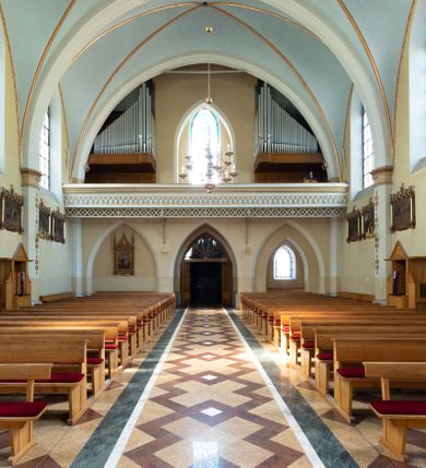 Zdjęcie nr 28: Neogotycki, murowany kościół św. Andrzeja Apostoła w Osieku jest pięcioprzęsłową świątynią salową z wyodrębnionym, trójbocznie zamkniętym prezbiterium od północy i czworoboczną wieżą od południa. Od zachodu do prezbiterium i nawy przylega zakrystia z przedsionkiem, a od wschodu czworoboczna kaplica Najświętszego Serca Pana Jezusa. Ściany elewacji zewnętrznych artykułują wysokie przypory wyznaczające przęsła, licowane czerwoną i żółtą cegłą, układaną we wzór ornamentalny. Każde z przęseł przeprute jest dużym, ostrołukowym oknem, dekorowanym przy ostrołuku ceglaną opaską. Górne odcinki pomiędzy przyporami zdobi poziomy, ceglany fryz kostkowy, zaś pod dachem ceglany gzyms koronujący. Elewacja południowa z wieżą jest trójosiowa. Oś środkową wyznacza dwupoziomowa, czworoboczna wieża wchodząca w ostatnie przęsło nawy. Flankują ją wysokie przypory podobnie jak na elewacjach bocznych licowane czerwoną i żółtą cegłą. Pierwszy poziom dekoruje rozbudowany, ceglany, ostrołukowy portal, ponad którym przepruto ostrołukowe okno. Ponad oknem z ceglaną opaską przy ostrołuku, schodzącą na poziomy, ceglany fryz kostkowy znajduje się okulus z maswerkiem z motywem rybiego pęcherza. W portalu mocno zaakcentowano ostrołukowy tympanon wypełniony maswerkiem ze sztucznego kamienia z motywami czteroliścia. Wieżę wieńczy ostrosłupowy hełm z krzyżem, pokryty blachą miedzianą, oparty na zmniejszonym, czworobocznym piętrze dzwonniczym tworzącym jej drugi poziom. W jego narożach usytuowano ceglane przypory ze sterczynami, zaś ściany boczne przepruto ostrołukowym oknem z ceglaną opaską przy ostrołuku, wypełnionym drewnianą żaluzją, wieńcząc je trójkątnymi szczytami ze sterczynami. Pole trójkątnych szczytów zawierają okrągłe tarcze zegarowe. Osie boczne elewacji wyznaczają podłużne, ostrołukowe okna z ceglanymi opaskami na wysokości ostrołuku oraz umieszczone poniżej mniejsze ostrołukowe okna doświetlające przyziemię z klatką schodową i nawę od zachodu. Wnętrze zostało nakryte sklepieniem krzyżowym. Kolejne przęsła rozdzielają ostrołukowe gurty spływające na przyścienne półfilary ustawione na cokołach i zwieńczone fazowanymi opaskami. Niższe, jednoprzęsłowe prezbiterium oddziela od nawy ostrołukowy łuk tęczowy. Przylegająca do prezbiterium od wschodu kaplica także otwiera się do wnętrze kościoła ostrołukową arkadą. W drugim przęśle usytuowano naprzeciw siebie ostrołukowe drzwi boczne. W prezbiterium ustawiono ołtarz główny, a po obu stronach łuku tęczowego dwa ołtarze boczne. Na zachodniej ścianie prezbiterium przy tęczy zawieszono ambonę. Także w kaplicy bocznej ustawiono nastawę ołtarzową. Nawę wypełniają dwa rzędy drewnianych ławek oraz dwa konfesjonały. W ostatnim przęśle, po obu stronach wchodzącej w nie wieży, urządzono chór muzyczny, na który prowadzi klatka schodowa z wejściem w przyziemiu wieży. Chór wsparto na trzech ostrołukowych arkadach. Podłogę w nawie i prezbiterium wyłożono posadzką z kolorowego granitu.   