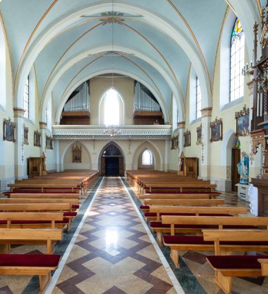 Zdjęcie nr 26: Neogotycki, murowany kościół św. Andrzeja Apostoła w Osieku jest pięcioprzęsłową świątynią salową z wyodrębnionym, trójbocznie zamkniętym prezbiterium od północy i czworoboczną wieżą od południa. Od zachodu do prezbiterium i nawy przylega zakrystia z przedsionkiem, a od wschodu czworoboczna kaplica Najświętszego Serca Pana Jezusa. Ściany elewacji zewnętrznych artykułują wysokie przypory wyznaczające przęsła, licowane czerwoną i żółtą cegłą, układaną we wzór ornamentalny. Każde z przęseł przeprute jest dużym, ostrołukowym oknem, dekorowanym przy ostrołuku ceglaną opaską. Górne odcinki pomiędzy przyporami zdobi poziomy, ceglany fryz kostkowy, zaś pod dachem ceglany gzyms koronujący. Elewacja południowa z wieżą jest trójosiowa. Oś środkową wyznacza dwupoziomowa, czworoboczna wieża wchodząca w ostatnie przęsło nawy. Flankują ją wysokie przypory podobnie jak na elewacjach bocznych licowane czerwoną i żółtą cegłą. Pierwszy poziom dekoruje rozbudowany, ceglany, ostrołukowy portal, ponad którym przepruto ostrołukowe okno. Ponad oknem z ceglaną opaską przy ostrołuku, schodzącą na poziomy, ceglany fryz kostkowy znajduje się okulus z maswerkiem z motywem rybiego pęcherza. W portalu mocno zaakcentowano ostrołukowy tympanon wypełniony maswerkiem ze sztucznego kamienia z motywami czteroliścia. Wieżę wieńczy ostrosłupowy hełm z krzyżem, pokryty blachą miedzianą, oparty na zmniejszonym, czworobocznym piętrze dzwonniczym tworzącym jej drugi poziom. W jego narożach usytuowano ceglane przypory ze sterczynami, zaś ściany boczne przepruto ostrołukowym oknem z ceglaną opaską przy ostrołuku, wypełnionym drewnianą żaluzją, wieńcząc je trójkątnymi szczytami ze sterczynami. Pole trójkątnych szczytów zawierają okrągłe tarcze zegarowe. Osie boczne elewacji wyznaczają podłużne, ostrołukowe okna z ceglanymi opaskami na wysokości ostrołuku oraz umieszczone poniżej mniejsze ostrołukowe okna doświetlające przyziemię z klatką schodową i nawę od zachodu. Wnętrze zostało nakryte sklepieniem krzyżowym. Kolejne przęsła rozdzielają ostrołukowe gurty spływające na przyścienne półfilary ustawione na cokołach i zwieńczone fazowanymi opaskami. Niższe, jednoprzęsłowe prezbiterium oddziela od nawy ostrołukowy łuk tęczowy. Przylegająca do prezbiterium od wschodu kaplica także otwiera się do wnętrze kościoła ostrołukową arkadą. W drugim przęśle usytuowano naprzeciw siebie ostrołukowe drzwi boczne. W prezbiterium ustawiono ołtarz główny, a po obu stronach łuku tęczowego dwa ołtarze boczne. Na zachodniej ścianie prezbiterium przy tęczy zawieszono ambonę. Także w kaplicy bocznej ustawiono nastawę ołtarzową. Nawę wypełniają dwa rzędy drewnianych ławek oraz dwa konfesjonały. W ostatnim przęśle, po obu stronach wchodzącej w nie wieży, urządzono chór muzyczny, na który prowadzi klatka schodowa z wejściem w przyziemiu wieży. Chór wsparto na trzech ostrołukowych arkadach. Podłogę w nawie i prezbiterium wyłożono posadzką z kolorowego granitu.   