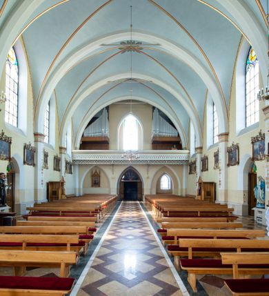 Zdjęcie nr 27: Neogotycki, murowany kościół św. Andrzeja Apostoła w Osieku jest pięcioprzęsłową świątynią salową z wyodrębnionym, trójbocznie zamkniętym prezbiterium od północy i czworoboczną wieżą od południa. Od zachodu do prezbiterium i nawy przylega zakrystia z przedsionkiem, a od wschodu czworoboczna kaplica Najświętszego Serca Pana Jezusa. Ściany elewacji zewnętrznych artykułują wysokie przypory wyznaczające przęsła, licowane czerwoną i żółtą cegłą, układaną we wzór ornamentalny. Każde z przęseł przeprute jest dużym, ostrołukowym oknem, dekorowanym przy ostrołuku ceglaną opaską. Górne odcinki pomiędzy przyporami zdobi poziomy, ceglany fryz kostkowy, zaś pod dachem ceglany gzyms koronujący. Elewacja południowa z wieżą jest trójosiowa. Oś środkową wyznacza dwupoziomowa, czworoboczna wieża wchodząca w ostatnie przęsło nawy. Flankują ją wysokie przypory podobnie jak na elewacjach bocznych licowane czerwoną i żółtą cegłą. Pierwszy poziom dekoruje rozbudowany, ceglany, ostrołukowy portal, ponad którym przepruto ostrołukowe okno. Ponad oknem z ceglaną opaską przy ostrołuku, schodzącą na poziomy, ceglany fryz kostkowy znajduje się okulus z maswerkiem z motywem rybiego pęcherza. W portalu mocno zaakcentowano ostrołukowy tympanon wypełniony maswerkiem ze sztucznego kamienia z motywami czteroliścia. Wieżę wieńczy ostrosłupowy hełm z krzyżem, pokryty blachą miedzianą, oparty na zmniejszonym, czworobocznym piętrze dzwonniczym tworzącym jej drugi poziom. W jego narożach usytuowano ceglane przypory ze sterczynami, zaś ściany boczne przepruto ostrołukowym oknem z ceglaną opaską przy ostrołuku, wypełnionym drewnianą żaluzją, wieńcząc je trójkątnymi szczytami ze sterczynami. Pole trójkątnych szczytów zawierają okrągłe tarcze zegarowe. Osie boczne elewacji wyznaczają podłużne, ostrołukowe okna z ceglanymi opaskami na wysokości ostrołuku oraz umieszczone poniżej mniejsze ostrołukowe okna doświetlające przyziemię z klatką schodową i nawę od zachodu. Wnętrze zostało nakryte sklepieniem krzyżowym. Kolejne przęsła rozdzielają ostrołukowe gurty spływające na przyścienne półfilary ustawione na cokołach i zwieńczone fazowanymi opaskami. Niższe, jednoprzęsłowe prezbiterium oddziela od nawy ostrołukowy łuk tęczowy. Przylegająca do prezbiterium od wschodu kaplica także otwiera się do wnętrze kościoła ostrołukową arkadą. W drugim przęśle usytuowano naprzeciw siebie ostrołukowe drzwi boczne. W prezbiterium ustawiono ołtarz główny, a po obu stronach łuku tęczowego dwa ołtarze boczne. Na zachodniej ścianie prezbiterium przy tęczy zawieszono ambonę. Także w kaplicy bocznej ustawiono nastawę ołtarzową. Nawę wypełniają dwa rzędy drewnianych ławek oraz dwa konfesjonały. W ostatnim przęśle, po obu stronach wchodzącej w nie wieży, urządzono chór muzyczny, na który prowadzi klatka schodowa z wejściem w przyziemiu wieży. Chór wsparto na trzech ostrołukowych arkadach. Podłogę w nawie i prezbiterium wyłożono posadzką z kolorowego granitu.   