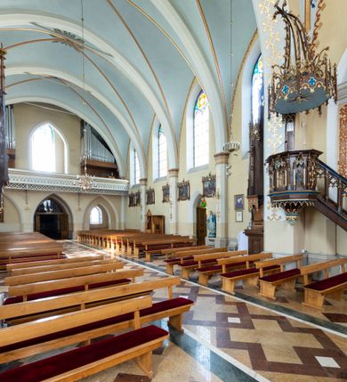 Zdjęcie nr 29: Neogotycki, murowany kościół św. Andrzeja Apostoła w Osieku jest pięcioprzęsłową świątynią salową z wyodrębnionym, trójbocznie zamkniętym prezbiterium od północy i czworoboczną wieżą od południa. Od zachodu do prezbiterium i nawy przylega zakrystia z przedsionkiem, a od wschodu czworoboczna kaplica Najświętszego Serca Pana Jezusa. Ściany elewacji zewnętrznych artykułują wysokie przypory wyznaczające przęsła, licowane czerwoną i żółtą cegłą, układaną we wzór ornamentalny. Każde z przęseł przeprute jest dużym, ostrołukowym oknem, dekorowanym przy ostrołuku ceglaną opaską. Górne odcinki pomiędzy przyporami zdobi poziomy, ceglany fryz kostkowy, zaś pod dachem ceglany gzyms koronujący. Elewacja południowa z wieżą jest trójosiowa. Oś środkową wyznacza dwupoziomowa, czworoboczna wieża wchodząca w ostatnie przęsło nawy. Flankują ją wysokie przypory podobnie jak na elewacjach bocznych licowane czerwoną i żółtą cegłą. Pierwszy poziom dekoruje rozbudowany, ceglany, ostrołukowy portal, ponad którym przepruto ostrołukowe okno. Ponad oknem z ceglaną opaską przy ostrołuku, schodzącą na poziomy, ceglany fryz kostkowy znajduje się okulus z maswerkiem z motywem rybiego pęcherza. W portalu mocno zaakcentowano ostrołukowy tympanon wypełniony maswerkiem ze sztucznego kamienia z motywami czteroliścia. Wieżę wieńczy ostrosłupowy hełm z krzyżem, pokryty blachą miedzianą, oparty na zmniejszonym, czworobocznym piętrze dzwonniczym tworzącym jej drugi poziom. W jego narożach usytuowano ceglane przypory ze sterczynami, zaś ściany boczne przepruto ostrołukowym oknem z ceglaną opaską przy ostrołuku, wypełnionym drewnianą żaluzją, wieńcząc je trójkątnymi szczytami ze sterczynami. Pole trójkątnych szczytów zawierają okrągłe tarcze zegarowe. Osie boczne elewacji wyznaczają podłużne, ostrołukowe okna z ceglanymi opaskami na wysokości ostrołuku oraz umieszczone poniżej mniejsze ostrołukowe okna doświetlające przyziemię z klatką schodową i nawę od zachodu. Wnętrze zostało nakryte sklepieniem krzyżowym. Kolejne przęsła rozdzielają ostrołukowe gurty spływające na przyścienne półfilary ustawione na cokołach i zwieńczone fazowanymi opaskami. Niższe, jednoprzęsłowe prezbiterium oddziela od nawy ostrołukowy łuk tęczowy. Przylegająca do prezbiterium od wschodu kaplica także otwiera się do wnętrze kościoła ostrołukową arkadą. W drugim przęśle usytuowano naprzeciw siebie ostrołukowe drzwi boczne. W prezbiterium ustawiono ołtarz główny, a po obu stronach łuku tęczowego dwa ołtarze boczne. Na zachodniej ścianie prezbiterium przy tęczy zawieszono ambonę. Także w kaplicy bocznej ustawiono nastawę ołtarzową. Nawę wypełniają dwa rzędy drewnianych ławek oraz dwa konfesjonały. W ostatnim przęśle, po obu stronach wchodzącej w nie wieży, urządzono chór muzyczny, na który prowadzi klatka schodowa z wejściem w przyziemiu wieży. Chór wsparto na trzech ostrołukowych arkadach. Podłogę w nawie i prezbiterium wyłożono posadzką z kolorowego granitu.   