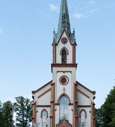 Zdjęcie nr 16: Neogotycki, murowany kościół św. Andrzeja Apostoła w Osieku jest pięcioprzęsłową świątynią salową z wyodrębnionym, trójbocznie zamkniętym prezbiterium od północy i czworoboczną wieżą od południa. Od zachodu do prezbiterium i nawy przylega zakrystia z przedsionkiem, a od wschodu czworoboczna kaplica Najświętszego Serca Pana Jezusa. Ściany elewacji zewnętrznych artykułują wysokie przypory wyznaczające przęsła, licowane czerwoną i żółtą cegłą, układaną we wzór ornamentalny. Każde z przęseł przeprute jest dużym, ostrołukowym oknem, dekorowanym przy ostrołuku ceglaną opaską. Górne odcinki pomiędzy przyporami zdobi poziomy, ceglany fryz kostkowy, zaś pod dachem ceglany gzyms koronujący. Elewacja południowa z wieżą jest trójosiowa. Oś środkową wyznacza dwupoziomowa, czworoboczna wieża wchodząca w ostatnie przęsło nawy. Flankują ją wysokie przypory podobnie jak na elewacjach bocznych licowane czerwoną i żółtą cegłą. Pierwszy poziom dekoruje rozbudowany, ceglany, ostrołukowy portal, ponad którym przepruto ostrołukowe okno. Ponad oknem z ceglaną opaską przy ostrołuku, schodzącą na poziomy, ceglany fryz kostkowy znajduje się okulus z maswerkiem z motywem rybiego pęcherza. W portalu mocno zaakcentowano ostrołukowy tympanon wypełniony maswerkiem ze sztucznego kamienia z motywami czteroliścia. Wieżę wieńczy ostrosłupowy hełm z krzyżem, pokryty blachą miedzianą, oparty na zmniejszonym, czworobocznym piętrze dzwonniczym tworzącym jej drugi poziom. W jego narożach usytuowano ceglane przypory ze sterczynami, zaś ściany boczne przepruto ostrołukowym oknem z ceglaną opaską przy ostrołuku, wypełnionym drewnianą żaluzją, wieńcząc je trójkątnymi szczytami ze sterczynami. Pole trójkątnych szczytów zawierają okrągłe tarcze zegarowe. Osie boczne elewacji wyznaczają podłużne, ostrołukowe okna z ceglanymi opaskami na wysokości ostrołuku oraz umieszczone poniżej mniejsze ostrołukowe okna doświetlające przyziemię z klatką schodową i nawę od zachodu. Wnętrze zostało nakryte sklepieniem krzyżowym. Kolejne przęsła rozdzielają ostrołukowe gurty spływające na przyścienne półfilary ustawione na cokołach i zwieńczone fazowanymi opaskami. Niższe, jednoprzęsłowe prezbiterium oddziela od nawy ostrołukowy łuk tęczowy. Przylegająca do prezbiterium od wschodu kaplica także otwiera się do wnętrze kościoła ostrołukową arkadą. W drugim przęśle usytuowano naprzeciw siebie ostrołukowe drzwi boczne. W prezbiterium ustawiono ołtarz główny, a po obu stronach łuku tęczowego dwa ołtarze boczne. Na zachodniej ścianie prezbiterium przy tęczy zawieszono ambonę. Także w kaplicy bocznej ustawiono nastawę ołtarzową. Nawę wypełniają dwa rzędy drewnianych ławek oraz dwa konfesjonały. W ostatnim przęśle, po obu stronach wchodzącej w nie wieży, urządzono chór muzyczny, na który prowadzi klatka schodowa z wejściem w przyziemiu wieży. Chór wsparto na trzech ostrołukowych arkadach. Podłogę w nawie i prezbiterium wyłożono posadzką z kolorowego granitu.   