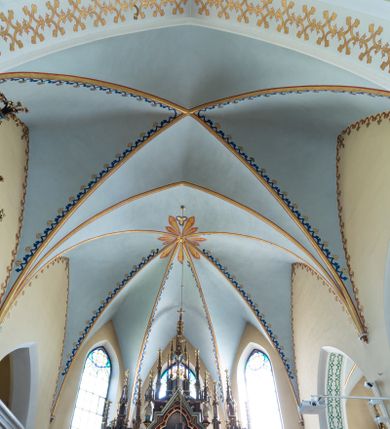 Zdjęcie nr 32: Neogotycki, murowany kościół św. Andrzeja Apostoła w Osieku jest pięcioprzęsłową świątynią salową z wyodrębnionym, trójbocznie zamkniętym prezbiterium od północy i czworoboczną wieżą od południa. Od zachodu do prezbiterium i nawy przylega zakrystia z przedsionkiem, a od wschodu czworoboczna kaplica Najświętszego Serca Pana Jezusa. Ściany elewacji zewnętrznych artykułują wysokie przypory wyznaczające przęsła, licowane czerwoną i żółtą cegłą, układaną we wzór ornamentalny. Każde z przęseł przeprute jest dużym, ostrołukowym oknem, dekorowanym przy ostrołuku ceglaną opaską. Górne odcinki pomiędzy przyporami zdobi poziomy, ceglany fryz kostkowy, zaś pod dachem ceglany gzyms koronujący. Elewacja południowa z wieżą jest trójosiowa. Oś środkową wyznacza dwupoziomowa, czworoboczna wieża wchodząca w ostatnie przęsło nawy. Flankują ją wysokie przypory podobnie jak na elewacjach bocznych licowane czerwoną i żółtą cegłą. Pierwszy poziom dekoruje rozbudowany, ceglany, ostrołukowy portal, ponad którym przepruto ostrołukowe okno. Ponad oknem z ceglaną opaską przy ostrołuku, schodzącą na poziomy, ceglany fryz kostkowy znajduje się okulus z maswerkiem z motywem rybiego pęcherza. W portalu mocno zaakcentowano ostrołukowy tympanon wypełniony maswerkiem ze sztucznego kamienia z motywami czteroliścia. Wieżę wieńczy ostrosłupowy hełm z krzyżem, pokryty blachą miedzianą, oparty na zmniejszonym, czworobocznym piętrze dzwonniczym tworzącym jej drugi poziom. W jego narożach usytuowano ceglane przypory ze sterczynami, zaś ściany boczne przepruto ostrołukowym oknem z ceglaną opaską przy ostrołuku, wypełnionym drewnianą żaluzją, wieńcząc je trójkątnymi szczytami ze sterczynami. Pole trójkątnych szczytów zawierają okrągłe tarcze zegarowe. Osie boczne elewacji wyznaczają podłużne, ostrołukowe okna z ceglanymi opaskami na wysokości ostrołuku oraz umieszczone poniżej mniejsze ostrołukowe okna doświetlające przyziemię z klatką schodową i nawę od zachodu. Wnętrze zostało nakryte sklepieniem krzyżowym. Kolejne przęsła rozdzielają ostrołukowe gurty spływające na przyścienne półfilary ustawione na cokołach i zwieńczone fazowanymi opaskami. Niższe, jednoprzęsłowe prezbiterium oddziela od nawy ostrołukowy łuk tęczowy. Przylegająca do prezbiterium od wschodu kaplica także otwiera się do wnętrze kościoła ostrołukową arkadą. W drugim przęśle usytuowano naprzeciw siebie ostrołukowe drzwi boczne. W prezbiterium ustawiono ołtarz główny, a po obu stronach łuku tęczowego dwa ołtarze boczne. Na zachodniej ścianie prezbiterium przy tęczy zawieszono ambonę. Także w kaplicy bocznej ustawiono nastawę ołtarzową. Nawę wypełniają dwa rzędy drewnianych ławek oraz dwa konfesjonały. W ostatnim przęśle, po obu stronach wchodzącej w nie wieży, urządzono chór muzyczny, na który prowadzi klatka schodowa z wejściem w przyziemiu wieży. Chór wsparto na trzech ostrołukowych arkadach. Podłogę w nawie i prezbiterium wyłożono posadzką z kolorowego granitu.   