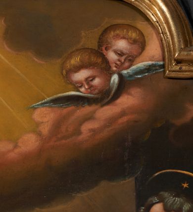 Zdjęcie nr 2: Nastawa ołtarza stiukowa, architektoniczna, jednoosiowa, jednokondygnacyjna, o wklęsłym licu, ze zwieńczeniem oraz osadzona na wysokim cokole. Ołtarz drewniany, sarkofagowy z drewnianą, silnie wysuniętą mensą. Retabulum ujęte parą zdwojonych pilastrów o trzonach dekorowanych konsolkami i kampanulami na froncie, dźwigających przerwane belkowanie. W polu środkowym umieszczono obraz Świętej Rodziny ujęty profilowaną ramą w formie stojącego prostokąta zamkniętego łukiem odcinkowym, nadwieszonym z uskokiem i uszakami po bokach, wklęsłego u spodu. Poniżej obrazu znajduje się płycina ujęta spływami wolutowymi, zamknięta fragmentem gzymsu w formie łuku odcinkowego. W jej polu jest kartusz o fantazyjnym wykroju. Zwieńczenie ujęto parą spływów wolutowych i zamknięto fragmentem wklęsło-wypukłego gzymsu, na którym jest płomienisty wazon. Na końcach spływów wolutowych znajduje się para siedzących putt.  
Pole zwieńczenia wypełniają płaskorzeźbione obłoki z uskrzydlonymi główkami anielskimi oraz ukazana na ich tle promienista gloria z parą główek anielskich pośrodku. Struktura retabulum jest marmoryzowana w kolorze szaro-brązowym i ciemnoszarym, ze złoconymi i srebrzonymi detalami.
