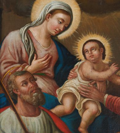 Zdjęcie nr 4: Obraz w formie stojącego prostokąta wklęsłego u dołu, zamkniętego łukiem odcinkowym nadwieszonym z uskokiem, z uszakami po bokach. W lewej części obrazu ukazana jest siedząca Maria zwrócona w lewo. Ubrana jest w różową suknię, niebieski płaszcz i białą chustę na głowie. Prawą rękę trzyma na piersi, lewą obejmuje siedzące na jej kolanach Dzieciątko okryte białą szatą. Obok niej, w prawej części obrazu siedzi skierowana do niej św. Anna ubrana w czerwona i zieloną suknię, brązowy płaszcz i brązową chustę na głowie. Pochylona kobieta obiema rękami ujmuje Dzieciątko. Za św. Anną stoi nachylony św. Józef, ubrany w niebieską suknię i brązowy płaszcz. W dłoni trzyma lilię. Na pierwszym planie, po lewej stronie kompozycji siedzi spoglądając na Dzieciatko św. Joachim. Mężczyzna ma na sobie białą suknię i czerwony płaszcz, w prawej ręce trzyma laskę. Głowy Marii, Jezusa i sw. Anny okalają nimby, natomiast św. Józefa i św. Joachima aureole. U dołu obrazu widoczna jest posadzka, natomiast w tle rozświetlone niebo z promieniami słonecznymi oraz rozchodzące się obłoki z uskrzydlonymi główkami anielskimi w prawym, górnym rogu.