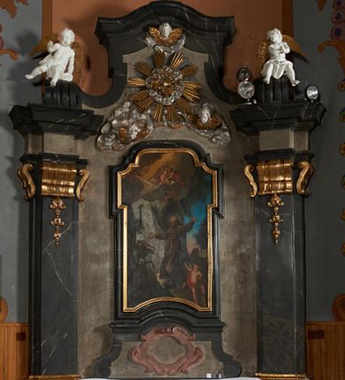 Zdjęcie nr 1: Nastawa ołtarza jest stiukowa, architektoniczna, jednoosiowa, jednokondygnacyjna, o wklęsłym licu, ze zwieńczeniem oraz osadzona na wysokim cokole. Ołtarz jest drewniany, sarkofagowy z drewnianą, silnie wysuniętą, drewnianą mensą. Retabulum ujęte jest parą zdwojonych pilastrów o trzonach dekorowanych konsolkami i kampanulami na froncie, dźwigających przerwane belkowanie. W polu środkowym umieszczono obraz św. Franciszka ujęty profilowaną ramą w formie stojącego prostokąta zamkniętego łukiem odcinkowym, nadwieszonym z uskokiem i uszakami po bokach, wklęsłego u spodu. Poniżej obrazu znajduje się płycina ujęta spływami wolutowymi, zamknięta fragmentem gzymsu w formie łuku odcinkowego. W jej polu jest kartusz o fantazyjnym wykroju. Zwieńczenie ujęto parą spływów wolutowych i zamknięto fragmentem wklęsło-wypukłego gzymsu, na którym jest krzyż na kuli. Na końcach spływów wolutowych znajduje się para siedzących putt.  
Pole zwieńczenia wypełniają płaskorzeźbione obłoki z uskrzydlonymi główkami anielskimi oraz ukazana na ich tle promienista gloria, po środku której znajduje się krzyż, kotwica, serce i wieniec laurowy (symbole Wiary, Nadziei i Miłości). Struktura retabulum jest marmoryzowana w kolorze szaro-brązowym i ciemnoszarym, ze złoconymi i srebrzonymi detalami.