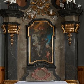 Zdjęcie nr 1: Nastawa ołtarza jest stiukowa, architektoniczna, jednoosiowa, jednokondygnacyjna, o wklęsłym licu, ze zwieńczeniem oraz osadzona na wysokim cokole. Ołtarz jest drewniany, sarkofagowy z drewnianą, silnie wysuniętą, drewnianą mensą. Retabulum ujęte jest parą zdwojonych pilastrów o trzonach dekorowanych konsolkami i kampanulami na froncie, dźwigających przerwane belkowanie. W polu środkowym umieszczono obraz św. Franciszka ujęty profilowaną ramą w formie stojącego prostokąta zamkniętego łukiem odcinkowym, nadwieszonym z uskokiem i uszakami po bokach, wklęsłego u spodu. Poniżej obrazu znajduje się płycina ujęta spływami wolutowymi, zamknięta fragmentem gzymsu w formie łuku odcinkowego. W jej polu jest kartusz o fantazyjnym wykroju. Zwieńczenie ujęto parą spływów wolutowych i zamknięto fragmentem wklęsło-wypukłego gzymsu, na którym jest krzyż na kuli. Na końcach spływów wolutowych znajduje się para siedzących putt.  
Pole zwieńczenia wypełniają płaskorzeźbione obłoki z uskrzydlonymi główkami anielskimi oraz ukazana na ich tle promienista gloria, po środku której znajduje się krzyż, kotwica, serce i wieniec laurowy (symbole Wiary, Nadziei i Miłości). Struktura retabulum jest marmoryzowana w kolorze szaro-brązowym i ciemnoszarym, ze złoconymi i srebrzonymi detalami.