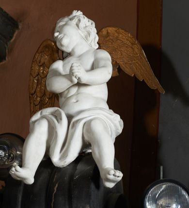 Zdjęcie nr 16: Nastawa ołtarza jest stiukowa, architektoniczna, jednoosiowa, jednokondygnacyjna, o wklęsłym licu, ze zwieńczeniem oraz osadzona na wysokim cokole. Ołtarz jest drewniany, sarkofagowy z drewnianą, silnie wysuniętą, drewnianą mensą. Retabulum ujęte jest parą zdwojonych pilastrów o trzonach dekorowanych konsolkami i kampanulami na froncie, dźwigających przerwane belkowanie. W polu środkowym umieszczono obraz św. Franciszka ujęty profilowaną ramą w formie stojącego prostokąta zamkniętego łukiem odcinkowym, nadwieszonym z uskokiem i uszakami po bokach, wklęsłego u spodu. Poniżej obrazu znajduje się płycina ujęta spływami wolutowymi, zamknięta fragmentem gzymsu w formie łuku odcinkowego. W jej polu jest kartusz o fantazyjnym wykroju. Zwieńczenie ujęto parą spływów wolutowych i zamknięto fragmentem wklęsło-wypukłego gzymsu, na którym jest krzyż na kuli. Na końcach spływów wolutowych znajduje się para siedzących putt.  
Pole zwieńczenia wypełniają płaskorzeźbione obłoki z uskrzydlonymi główkami anielskimi oraz ukazana na ich tle promienista gloria, po środku której znajduje się krzyż, kotwica, serce i wieniec laurowy (symbole Wiary, Nadziei i Miłości). Struktura retabulum jest marmoryzowana w kolorze szaro-brązowym i ciemnoszarym, ze złoconymi i srebrzonymi detalami.