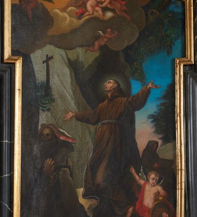 Zdjęcie nr 5: Nastawa ołtarza jest stiukowa, architektoniczna, jednoosiowa, jednokondygnacyjna, o wklęsłym licu, ze zwieńczeniem oraz osadzona na wysokim cokole. Ołtarz jest drewniany, sarkofagowy z drewnianą, silnie wysuniętą, drewnianą mensą. Retabulum ujęte jest parą zdwojonych pilastrów o trzonach dekorowanych konsolkami i kampanulami na froncie, dźwigających przerwane belkowanie. W polu środkowym umieszczono obraz św. Franciszka ujęty profilowaną ramą w formie stojącego prostokąta zamkniętego łukiem odcinkowym, nadwieszonym z uskokiem i uszakami po bokach, wklęsłego u spodu. Poniżej obrazu znajduje się płycina ujęta spływami wolutowymi, zamknięta fragmentem gzymsu w formie łuku odcinkowego. W jej polu jest kartusz o fantazyjnym wykroju. Zwieńczenie ujęto parą spływów wolutowych i zamknięto fragmentem wklęsło-wypukłego gzymsu, na którym jest krzyż na kuli. Na końcach spływów wolutowych znajduje się para siedzących putt.  
Pole zwieńczenia wypełniają płaskorzeźbione obłoki z uskrzydlonymi główkami anielskimi oraz ukazana na ich tle promienista gloria, po środku której znajduje się krzyż, kotwica, serce i wieniec laurowy (symbole Wiary, Nadziei i Miłości). Struktura retabulum jest marmoryzowana w kolorze szaro-brązowym i ciemnoszarym, ze złoconymi i srebrzonymi detalami.