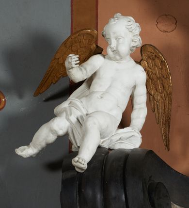 Zdjęcie nr 4: Nastawa ołtarza jest stiukowa, architektoniczna, jednoosiowa, jednokondygnacyjna, o wklęsłym licu, ze zwieńczeniem oraz osadzona na wysokim cokole. Ołtarz jest drewniany, sarkofagowy z drewnianą, silnie wysuniętą, drewnianą mensą. Retabulum ujęte jest parą zdwojonych pilastrów o trzonach dekorowanych konsolkami i kampanulami na froncie, dźwigających przerwane belkowanie. W polu środkowym umieszczono obraz św. Franciszka ujęty profilowaną ramą w formie stojącego prostokąta zamkniętego łukiem odcinkowym, nadwieszonym z uskokiem i uszakami po bokach, wklęsłego u spodu. Poniżej obrazu znajduje się płycina ujęta spływami wolutowymi, zamknięta fragmentem gzymsu w formie łuku odcinkowego. W jej polu jest kartusz o fantazyjnym wykroju. Zwieńczenie ujęto parą spływów wolutowych i zamknięto fragmentem wklęsło-wypukłego gzymsu, na którym jest krzyż na kuli. Na końcach spływów wolutowych znajduje się para siedzących putt.  
Pole zwieńczenia wypełniają płaskorzeźbione obłoki z uskrzydlonymi główkami anielskimi oraz ukazana na ich tle promienista gloria, po środku której znajduje się krzyż, kotwica, serce i wieniec laurowy (symbole Wiary, Nadziei i Miłości). Struktura retabulum jest marmoryzowana w kolorze szaro-brązowym i ciemnoszarym, ze złoconymi i srebrzonymi detalami.