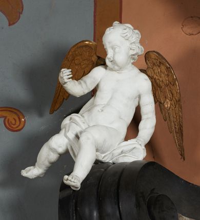 Zdjęcie nr 3: Nastawa ołtarza jest stiukowa, architektoniczna, jednoosiowa, jednokondygnacyjna, o wklęsłym licu, ze zwieńczeniem oraz osadzona na wysokim cokole. Ołtarz jest drewniany, sarkofagowy z drewnianą, silnie wysuniętą, drewnianą mensą. Retabulum ujęte jest parą zdwojonych pilastrów o trzonach dekorowanych konsolkami i kampanulami na froncie, dźwigających przerwane belkowanie. W polu środkowym umieszczono obraz św. Franciszka ujęty profilowaną ramą w formie stojącego prostokąta zamkniętego łukiem odcinkowym, nadwieszonym z uskokiem i uszakami po bokach, wklęsłego u spodu. Poniżej obrazu znajduje się płycina ujęta spływami wolutowymi, zamknięta fragmentem gzymsu w formie łuku odcinkowego. W jej polu jest kartusz o fantazyjnym wykroju. Zwieńczenie ujęto parą spływów wolutowych i zamknięto fragmentem wklęsło-wypukłego gzymsu, na którym jest krzyż na kuli. Na końcach spływów wolutowych znajduje się para siedzących putt.  
Pole zwieńczenia wypełniają płaskorzeźbione obłoki z uskrzydlonymi główkami anielskimi oraz ukazana na ich tle promienista gloria, po środku której znajduje się krzyż, kotwica, serce i wieniec laurowy (symbole Wiary, Nadziei i Miłości). Struktura retabulum jest marmoryzowana w kolorze szaro-brązowym i ciemnoszarym, ze złoconymi i srebrzonymi detalami.