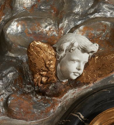 Zdjęcie nr 14: Nastawa ołtarza jest stiukowa, architektoniczna, jednoosiowa, jednokondygnacyjna, o wklęsłym licu, ze zwieńczeniem oraz osadzona na wysokim cokole. Ołtarz jest drewniany, sarkofagowy z drewnianą, silnie wysuniętą, drewnianą mensą. Retabulum ujęte jest parą zdwojonych pilastrów o trzonach dekorowanych konsolkami i kampanulami na froncie, dźwigających przerwane belkowanie. W polu środkowym umieszczono obraz św. Franciszka ujęty profilowaną ramą w formie stojącego prostokąta zamkniętego łukiem odcinkowym, nadwieszonym z uskokiem i uszakami po bokach, wklęsłego u spodu. Poniżej obrazu znajduje się płycina ujęta spływami wolutowymi, zamknięta fragmentem gzymsu w formie łuku odcinkowego. W jej polu jest kartusz o fantazyjnym wykroju. Zwieńczenie ujęto parą spływów wolutowych i zamknięto fragmentem wklęsło-wypukłego gzymsu, na którym jest krzyż na kuli. Na końcach spływów wolutowych znajduje się para siedzących putt.  
Pole zwieńczenia wypełniają płaskorzeźbione obłoki z uskrzydlonymi główkami anielskimi oraz ukazana na ich tle promienista gloria, po środku której znajduje się krzyż, kotwica, serce i wieniec laurowy (symbole Wiary, Nadziei i Miłości). Struktura retabulum jest marmoryzowana w kolorze szaro-brązowym i ciemnoszarym, ze złoconymi i srebrzonymi detalami.