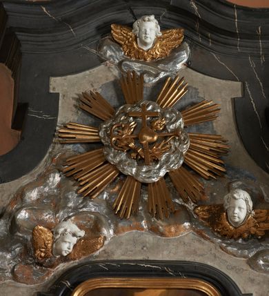 Zdjęcie nr 10: Nastawa ołtarza jest stiukowa, architektoniczna, jednoosiowa, jednokondygnacyjna, o wklęsłym licu, ze zwieńczeniem oraz osadzona na wysokim cokole. Ołtarz jest drewniany, sarkofagowy z drewnianą, silnie wysuniętą, drewnianą mensą. Retabulum ujęte jest parą zdwojonych pilastrów o trzonach dekorowanych konsolkami i kampanulami na froncie, dźwigających przerwane belkowanie. W polu środkowym umieszczono obraz św. Franciszka ujęty profilowaną ramą w formie stojącego prostokąta zamkniętego łukiem odcinkowym, nadwieszonym z uskokiem i uszakami po bokach, wklęsłego u spodu. Poniżej obrazu znajduje się płycina ujęta spływami wolutowymi, zamknięta fragmentem gzymsu w formie łuku odcinkowego. W jej polu jest kartusz o fantazyjnym wykroju. Zwieńczenie ujęto parą spływów wolutowych i zamknięto fragmentem wklęsło-wypukłego gzymsu, na którym jest krzyż na kuli. Na końcach spływów wolutowych znajduje się para siedzących putt.  
Pole zwieńczenia wypełniają płaskorzeźbione obłoki z uskrzydlonymi główkami anielskimi oraz ukazana na ich tle promienista gloria, po środku której znajduje się krzyż, kotwica, serce i wieniec laurowy (symbole Wiary, Nadziei i Miłości). Struktura retabulum jest marmoryzowana w kolorze szaro-brązowym i ciemnoszarym, ze złoconymi i srebrzonymi detalami.