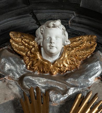 Zdjęcie nr 13: Nastawa ołtarza jest stiukowa, architektoniczna, jednoosiowa, jednokondygnacyjna, o wklęsłym licu, ze zwieńczeniem oraz osadzona na wysokim cokole. Ołtarz jest drewniany, sarkofagowy z drewnianą, silnie wysuniętą, drewnianą mensą. Retabulum ujęte jest parą zdwojonych pilastrów o trzonach dekorowanych konsolkami i kampanulami na froncie, dźwigających przerwane belkowanie. W polu środkowym umieszczono obraz św. Franciszka ujęty profilowaną ramą w formie stojącego prostokąta zamkniętego łukiem odcinkowym, nadwieszonym z uskokiem i uszakami po bokach, wklęsłego u spodu. Poniżej obrazu znajduje się płycina ujęta spływami wolutowymi, zamknięta fragmentem gzymsu w formie łuku odcinkowego. W jej polu jest kartusz o fantazyjnym wykroju. Zwieńczenie ujęto parą spływów wolutowych i zamknięto fragmentem wklęsło-wypukłego gzymsu, na którym jest krzyż na kuli. Na końcach spływów wolutowych znajduje się para siedzących putt.  
Pole zwieńczenia wypełniają płaskorzeźbione obłoki z uskrzydlonymi główkami anielskimi oraz ukazana na ich tle promienista gloria, po środku której znajduje się krzyż, kotwica, serce i wieniec laurowy (symbole Wiary, Nadziei i Miłości). Struktura retabulum jest marmoryzowana w kolorze szaro-brązowym i ciemnoszarym, ze złoconymi i srebrzonymi detalami.