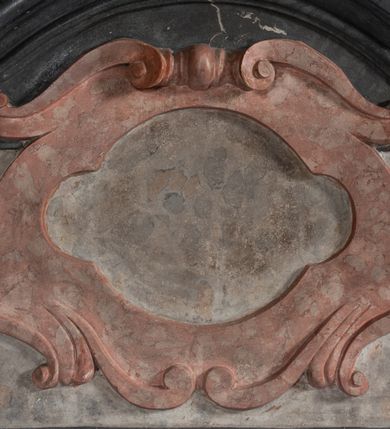 Zdjęcie nr 15: Nastawa ołtarza jest stiukowa, architektoniczna, jednoosiowa, jednokondygnacyjna, o wklęsłym licu, ze zwieńczeniem oraz osadzona na wysokim cokole. Ołtarz jest drewniany, sarkofagowy z drewnianą, silnie wysuniętą, drewnianą mensą. Retabulum ujęte jest parą zdwojonych pilastrów o trzonach dekorowanych konsolkami i kampanulami na froncie, dźwigających przerwane belkowanie. W polu środkowym umieszczono obraz św. Franciszka ujęty profilowaną ramą w formie stojącego prostokąta zamkniętego łukiem odcinkowym, nadwieszonym z uskokiem i uszakami po bokach, wklęsłego u spodu. Poniżej obrazu znajduje się płycina ujęta spływami wolutowymi, zamknięta fragmentem gzymsu w formie łuku odcinkowego. W jej polu jest kartusz o fantazyjnym wykroju. Zwieńczenie ujęto parą spływów wolutowych i zamknięto fragmentem wklęsło-wypukłego gzymsu, na którym jest krzyż na kuli. Na końcach spływów wolutowych znajduje się para siedzących putt.  
Pole zwieńczenia wypełniają płaskorzeźbione obłoki z uskrzydlonymi główkami anielskimi oraz ukazana na ich tle promienista gloria, po środku której znajduje się krzyż, kotwica, serce i wieniec laurowy (symbole Wiary, Nadziei i Miłości). Struktura retabulum jest marmoryzowana w kolorze szaro-brązowym i ciemnoszarym, ze złoconymi i srebrzonymi detalami.