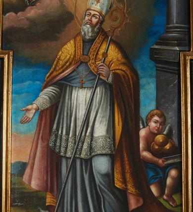 Zdjęcie nr 14: Nastawa ołtarza stiukowa, architektoniczna, jednoosiowa, jednokondygnacyjna, o wklęsłym licu, ze zwieńczeniem oraz osadzona na wysokim cokole. Ołtarz drewniany, sarkofagowy z drewnianą, silnie wysuniętą mensą. Retabulum ujęte jest parą zdwojonych pilastrów o trzonach dekorowanych konsolkami i kampanulami na froncie, dźwigających przerwane belkowanie. W polu środkowym umieszczono obraz św. Mikołaja ujęty profilowaną ramą w formie stojącego prostokąta zamkniętego łukiem odcinkowym, nadwieszonym z uskokiem i uszakami po bokach, wklęsłego u spodu. Poniżej obrazu znajduje się płycina ujęta spływami wolutowymi, zamknięta fragmentem gzymsu w formie łuku odcinkowego. W jej polu jest kartusz o fantazyjnym wykroju. Zwieńczenie ujęto parą spływów wolutowych i zamknięto fragmentem wklęsło-wypukłego gzymsu, na którym jest płomienisty wazon. Na końcach spływów wolutowych znajduje się para siedzących putt.  
Pole zwieńczenia wypełniają płaskorzeźbione obłoki z uskrzydlonymi główkami anielskimi oraz ukazana na ich tle promienista gloria z monogramem maryjnym pośrodku. Struktura retabulum jest marmoryzowana w kolorze szaro-brązowym i ciemnoszarym, ze złoconymi i srebrzonymi detalami.
