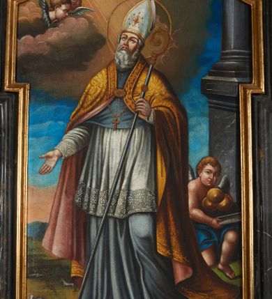 Zdjęcie nr 12: Nastawa ołtarza stiukowa, architektoniczna, jednoosiowa, jednokondygnacyjna, o wklęsłym licu, ze zwieńczeniem oraz osadzona na wysokim cokole. Ołtarz drewniany, sarkofagowy z drewnianą, silnie wysuniętą mensą. Retabulum ujęte jest parą zdwojonych pilastrów o trzonach dekorowanych konsolkami i kampanulami na froncie, dźwigających przerwane belkowanie. W polu środkowym umieszczono obraz św. Mikołaja ujęty profilowaną ramą w formie stojącego prostokąta zamkniętego łukiem odcinkowym, nadwieszonym z uskokiem i uszakami po bokach, wklęsłego u spodu. Poniżej obrazu znajduje się płycina ujęta spływami wolutowymi, zamknięta fragmentem gzymsu w formie łuku odcinkowego. W jej polu jest kartusz o fantazyjnym wykroju. Zwieńczenie ujęto parą spływów wolutowych i zamknięto fragmentem wklęsło-wypukłego gzymsu, na którym jest płomienisty wazon. Na końcach spływów wolutowych znajduje się para siedzących putt.  
Pole zwieńczenia wypełniają płaskorzeźbione obłoki z uskrzydlonymi główkami anielskimi oraz ukazana na ich tle promienista gloria z monogramem maryjnym pośrodku. Struktura retabulum jest marmoryzowana w kolorze szaro-brązowym i ciemnoszarym, ze złoconymi i srebrzonymi detalami.
