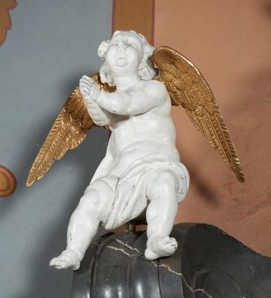 Zdjęcie nr 5: Nastawa ołtarza stiukowa, architektoniczna, jednoosiowa, jednokondygnacyjna, o wklęsłym licu, ze zwieńczeniem oraz osadzona na wysokim cokole. Ołtarz drewniany, sarkofagowy z drewnianą, silnie wysuniętą mensą. Retabulum ujęte jest parą zdwojonych pilastrów o trzonach dekorowanych konsolkami i kampanulami na froncie, dźwigających przerwane belkowanie. W polu środkowym umieszczono obraz św. Mikołaja ujęty profilowaną ramą w formie stojącego prostokąta zamkniętego łukiem odcinkowym, nadwieszonym z uskokiem i uszakami po bokach, wklęsłego u spodu. Poniżej obrazu znajduje się płycina ujęta spływami wolutowymi, zamknięta fragmentem gzymsu w formie łuku odcinkowego. W jej polu jest kartusz o fantazyjnym wykroju. Zwieńczenie ujęto parą spływów wolutowych i zamknięto fragmentem wklęsło-wypukłego gzymsu, na którym jest płomienisty wazon. Na końcach spływów wolutowych znajduje się para siedzących putt.  
Pole zwieńczenia wypełniają płaskorzeźbione obłoki z uskrzydlonymi główkami anielskimi oraz ukazana na ich tle promienista gloria z monogramem maryjnym pośrodku. Struktura retabulum jest marmoryzowana w kolorze szaro-brązowym i ciemnoszarym, ze złoconymi i srebrzonymi detalami.
