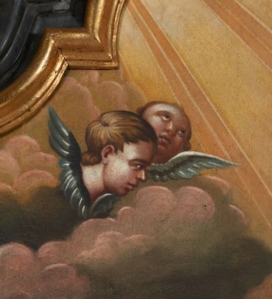 Zdjęcie nr 26: Nastawa ołtarza stiukowa, architektoniczna, jednoosiowa, jednokondygnacyjna, o wklęsłym licu, ze zwieńczeniem oraz osadzona na wysokim cokole. Ołtarz drewniany, sarkofagowy z drewnianą, silnie wysuniętą mensą. Retabulum ujęte jest parą zdwojonych pilastrów o trzonach dekorowanych konsolkami i kampanulami na froncie, dźwigających przerwane belkowanie. W polu środkowym umieszczono obraz św. Mikołaja ujęty profilowaną ramą w formie stojącego prostokąta zamkniętego łukiem odcinkowym, nadwieszonym z uskokiem i uszakami po bokach, wklęsłego u spodu. Poniżej obrazu znajduje się płycina ujęta spływami wolutowymi, zamknięta fragmentem gzymsu w formie łuku odcinkowego. W jej polu jest kartusz o fantazyjnym wykroju. Zwieńczenie ujęto parą spływów wolutowych i zamknięto fragmentem wklęsło-wypukłego gzymsu, na którym jest płomienisty wazon. Na końcach spływów wolutowych znajduje się para siedzących putt.  
Pole zwieńczenia wypełniają płaskorzeźbione obłoki z uskrzydlonymi główkami anielskimi oraz ukazana na ich tle promienista gloria z monogramem maryjnym pośrodku. Struktura retabulum jest marmoryzowana w kolorze szaro-brązowym i ciemnoszarym, ze złoconymi i srebrzonymi detalami.
