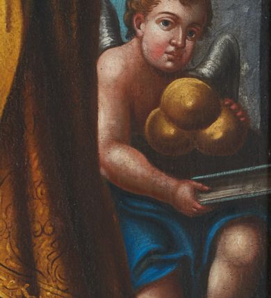 Zdjęcie nr 23: Nastawa ołtarza stiukowa, architektoniczna, jednoosiowa, jednokondygnacyjna, o wklęsłym licu, ze zwieńczeniem oraz osadzona na wysokim cokole. Ołtarz drewniany, sarkofagowy z drewnianą, silnie wysuniętą mensą. Retabulum ujęte jest parą zdwojonych pilastrów o trzonach dekorowanych konsolkami i kampanulami na froncie, dźwigających przerwane belkowanie. W polu środkowym umieszczono obraz św. Mikołaja ujęty profilowaną ramą w formie stojącego prostokąta zamkniętego łukiem odcinkowym, nadwieszonym z uskokiem i uszakami po bokach, wklęsłego u spodu. Poniżej obrazu znajduje się płycina ujęta spływami wolutowymi, zamknięta fragmentem gzymsu w formie łuku odcinkowego. W jej polu jest kartusz o fantazyjnym wykroju. Zwieńczenie ujęto parą spływów wolutowych i zamknięto fragmentem wklęsło-wypukłego gzymsu, na którym jest płomienisty wazon. Na końcach spływów wolutowych znajduje się para siedzących putt.  
Pole zwieńczenia wypełniają płaskorzeźbione obłoki z uskrzydlonymi główkami anielskimi oraz ukazana na ich tle promienista gloria z monogramem maryjnym pośrodku. Struktura retabulum jest marmoryzowana w kolorze szaro-brązowym i ciemnoszarym, ze złoconymi i srebrzonymi detalami.
