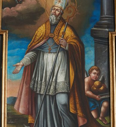 Zdjęcie nr 15: Nastawa ołtarza stiukowa, architektoniczna, jednoosiowa, jednokondygnacyjna, o wklęsłym licu, ze zwieńczeniem oraz osadzona na wysokim cokole. Ołtarz drewniany, sarkofagowy z drewnianą, silnie wysuniętą mensą. Retabulum ujęte jest parą zdwojonych pilastrów o trzonach dekorowanych konsolkami i kampanulami na froncie, dźwigających przerwane belkowanie. W polu środkowym umieszczono obraz św. Mikołaja ujęty profilowaną ramą w formie stojącego prostokąta zamkniętego łukiem odcinkowym, nadwieszonym z uskokiem i uszakami po bokach, wklęsłego u spodu. Poniżej obrazu znajduje się płycina ujęta spływami wolutowymi, zamknięta fragmentem gzymsu w formie łuku odcinkowego. W jej polu jest kartusz o fantazyjnym wykroju. Zwieńczenie ujęto parą spływów wolutowych i zamknięto fragmentem wklęsło-wypukłego gzymsu, na którym jest płomienisty wazon. Na końcach spływów wolutowych znajduje się para siedzących putt.  
Pole zwieńczenia wypełniają płaskorzeźbione obłoki z uskrzydlonymi główkami anielskimi oraz ukazana na ich tle promienista gloria z monogramem maryjnym pośrodku. Struktura retabulum jest marmoryzowana w kolorze szaro-brązowym i ciemnoszarym, ze złoconymi i srebrzonymi detalami.
