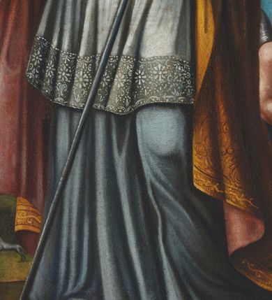 Zdjęcie nr 20: Nastawa ołtarza stiukowa, architektoniczna, jednoosiowa, jednokondygnacyjna, o wklęsłym licu, ze zwieńczeniem oraz osadzona na wysokim cokole. Ołtarz drewniany, sarkofagowy z drewnianą, silnie wysuniętą mensą. Retabulum ujęte jest parą zdwojonych pilastrów o trzonach dekorowanych konsolkami i kampanulami na froncie, dźwigających przerwane belkowanie. W polu środkowym umieszczono obraz św. Mikołaja ujęty profilowaną ramą w formie stojącego prostokąta zamkniętego łukiem odcinkowym, nadwieszonym z uskokiem i uszakami po bokach, wklęsłego u spodu. Poniżej obrazu znajduje się płycina ujęta spływami wolutowymi, zamknięta fragmentem gzymsu w formie łuku odcinkowego. W jej polu jest kartusz o fantazyjnym wykroju. Zwieńczenie ujęto parą spływów wolutowych i zamknięto fragmentem wklęsło-wypukłego gzymsu, na którym jest płomienisty wazon. Na końcach spływów wolutowych znajduje się para siedzących putt.  
Pole zwieńczenia wypełniają płaskorzeźbione obłoki z uskrzydlonymi główkami anielskimi oraz ukazana na ich tle promienista gloria z monogramem maryjnym pośrodku. Struktura retabulum jest marmoryzowana w kolorze szaro-brązowym i ciemnoszarym, ze złoconymi i srebrzonymi detalami.
