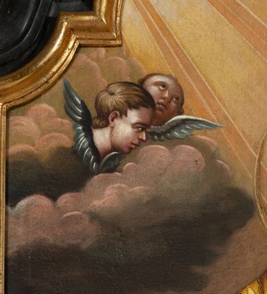 Zdjęcie nr 25: Nastawa ołtarza stiukowa, architektoniczna, jednoosiowa, jednokondygnacyjna, o wklęsłym licu, ze zwieńczeniem oraz osadzona na wysokim cokole. Ołtarz drewniany, sarkofagowy z drewnianą, silnie wysuniętą mensą. Retabulum ujęte jest parą zdwojonych pilastrów o trzonach dekorowanych konsolkami i kampanulami na froncie, dźwigających przerwane belkowanie. W polu środkowym umieszczono obraz św. Mikołaja ujęty profilowaną ramą w formie stojącego prostokąta zamkniętego łukiem odcinkowym, nadwieszonym z uskokiem i uszakami po bokach, wklęsłego u spodu. Poniżej obrazu znajduje się płycina ujęta spływami wolutowymi, zamknięta fragmentem gzymsu w formie łuku odcinkowego. W jej polu jest kartusz o fantazyjnym wykroju. Zwieńczenie ujęto parą spływów wolutowych i zamknięto fragmentem wklęsło-wypukłego gzymsu, na którym jest płomienisty wazon. Na końcach spływów wolutowych znajduje się para siedzących putt.  
Pole zwieńczenia wypełniają płaskorzeźbione obłoki z uskrzydlonymi główkami anielskimi oraz ukazana na ich tle promienista gloria z monogramem maryjnym pośrodku. Struktura retabulum jest marmoryzowana w kolorze szaro-brązowym i ciemnoszarym, ze złoconymi i srebrzonymi detalami.
