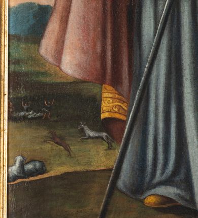 Zdjęcie nr 21: Nastawa ołtarza stiukowa, architektoniczna, jednoosiowa, jednokondygnacyjna, o wklęsłym licu, ze zwieńczeniem oraz osadzona na wysokim cokole. Ołtarz drewniany, sarkofagowy z drewnianą, silnie wysuniętą mensą. Retabulum ujęte jest parą zdwojonych pilastrów o trzonach dekorowanych konsolkami i kampanulami na froncie, dźwigających przerwane belkowanie. W polu środkowym umieszczono obraz św. Mikołaja ujęty profilowaną ramą w formie stojącego prostokąta zamkniętego łukiem odcinkowym, nadwieszonym z uskokiem i uszakami po bokach, wklęsłego u spodu. Poniżej obrazu znajduje się płycina ujęta spływami wolutowymi, zamknięta fragmentem gzymsu w formie łuku odcinkowego. W jej polu jest kartusz o fantazyjnym wykroju. Zwieńczenie ujęto parą spływów wolutowych i zamknięto fragmentem wklęsło-wypukłego gzymsu, na którym jest płomienisty wazon. Na końcach spływów wolutowych znajduje się para siedzących putt.  
Pole zwieńczenia wypełniają płaskorzeźbione obłoki z uskrzydlonymi główkami anielskimi oraz ukazana na ich tle promienista gloria z monogramem maryjnym pośrodku. Struktura retabulum jest marmoryzowana w kolorze szaro-brązowym i ciemnoszarym, ze złoconymi i srebrzonymi detalami.
