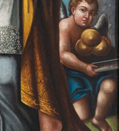 Zdjęcie nr 22: Nastawa ołtarza stiukowa, architektoniczna, jednoosiowa, jednokondygnacyjna, o wklęsłym licu, ze zwieńczeniem oraz osadzona na wysokim cokole. Ołtarz drewniany, sarkofagowy z drewnianą, silnie wysuniętą mensą. Retabulum ujęte jest parą zdwojonych pilastrów o trzonach dekorowanych konsolkami i kampanulami na froncie, dźwigających przerwane belkowanie. W polu środkowym umieszczono obraz św. Mikołaja ujęty profilowaną ramą w formie stojącego prostokąta zamkniętego łukiem odcinkowym, nadwieszonym z uskokiem i uszakami po bokach, wklęsłego u spodu. Poniżej obrazu znajduje się płycina ujęta spływami wolutowymi, zamknięta fragmentem gzymsu w formie łuku odcinkowego. W jej polu jest kartusz o fantazyjnym wykroju. Zwieńczenie ujęto parą spływów wolutowych i zamknięto fragmentem wklęsło-wypukłego gzymsu, na którym jest płomienisty wazon. Na końcach spływów wolutowych znajduje się para siedzących putt.  
Pole zwieńczenia wypełniają płaskorzeźbione obłoki z uskrzydlonymi główkami anielskimi oraz ukazana na ich tle promienista gloria z monogramem maryjnym pośrodku. Struktura retabulum jest marmoryzowana w kolorze szaro-brązowym i ciemnoszarym, ze złoconymi i srebrzonymi detalami.
