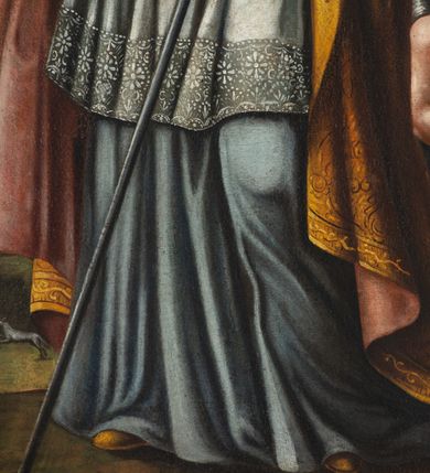 Zdjęcie nr 19: Nastawa ołtarza stiukowa, architektoniczna, jednoosiowa, jednokondygnacyjna, o wklęsłym licu, ze zwieńczeniem oraz osadzona na wysokim cokole. Ołtarz drewniany, sarkofagowy z drewnianą, silnie wysuniętą mensą. Retabulum ujęte jest parą zdwojonych pilastrów o trzonach dekorowanych konsolkami i kampanulami na froncie, dźwigających przerwane belkowanie. W polu środkowym umieszczono obraz św. Mikołaja ujęty profilowaną ramą w formie stojącego prostokąta zamkniętego łukiem odcinkowym, nadwieszonym z uskokiem i uszakami po bokach, wklęsłego u spodu. Poniżej obrazu znajduje się płycina ujęta spływami wolutowymi, zamknięta fragmentem gzymsu w formie łuku odcinkowego. W jej polu jest kartusz o fantazyjnym wykroju. Zwieńczenie ujęto parą spływów wolutowych i zamknięto fragmentem wklęsło-wypukłego gzymsu, na którym jest płomienisty wazon. Na końcach spływów wolutowych znajduje się para siedzących putt.  
Pole zwieńczenia wypełniają płaskorzeźbione obłoki z uskrzydlonymi główkami anielskimi oraz ukazana na ich tle promienista gloria z monogramem maryjnym pośrodku. Struktura retabulum jest marmoryzowana w kolorze szaro-brązowym i ciemnoszarym, ze złoconymi i srebrzonymi detalami.
