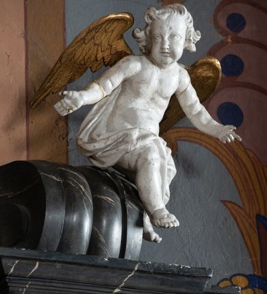 Zdjęcie nr 10: Nastawa ołtarza stiukowa, architektoniczna, jednoosiowa, jednokondygnacyjna, o wklęsłym licu, ze zwieńczeniem oraz osadzona na wysokim cokole. Ołtarz drewniany, sarkofagowy z drewnianą, silnie wysuniętą mensą. Retabulum ujęte jest parą zdwojonych pilastrów o trzonach dekorowanych konsolkami i kampanulami na froncie, dźwigających przerwane belkowanie. W polu środkowym umieszczono obraz św. Mikołaja ujęty profilowaną ramą w formie stojącego prostokąta zamkniętego łukiem odcinkowym, nadwieszonym z uskokiem i uszakami po bokach, wklęsłego u spodu. Poniżej obrazu znajduje się płycina ujęta spływami wolutowymi, zamknięta fragmentem gzymsu w formie łuku odcinkowego. W jej polu jest kartusz o fantazyjnym wykroju. Zwieńczenie ujęto parą spływów wolutowych i zamknięto fragmentem wklęsło-wypukłego gzymsu, na którym jest płomienisty wazon. Na końcach spływów wolutowych znajduje się para siedzących putt.  
Pole zwieńczenia wypełniają płaskorzeźbione obłoki z uskrzydlonymi główkami anielskimi oraz ukazana na ich tle promienista gloria z monogramem maryjnym pośrodku. Struktura retabulum jest marmoryzowana w kolorze szaro-brązowym i ciemnoszarym, ze złoconymi i srebrzonymi detalami.
