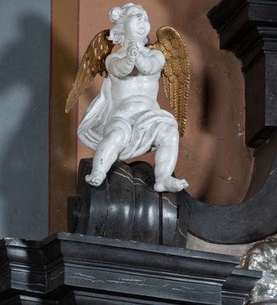 Zdjęcie nr 4: Nastawa ołtarza stiukowa, architektoniczna, jednoosiowa, jednokondygnacyjna, o wklęsłym licu, ze zwieńczeniem oraz osadzona na wysokim cokole. Ołtarz drewniany, sarkofagowy z drewnianą, silnie wysuniętą mensą. Retabulum ujęte jest parą zdwojonych pilastrów o trzonach dekorowanych konsolkami i kampanulami na froncie, dźwigających przerwane belkowanie. W polu środkowym umieszczono obraz św. Mikołaja ujęty profilowaną ramą w formie stojącego prostokąta zamkniętego łukiem odcinkowym, nadwieszonym z uskokiem i uszakami po bokach, wklęsłego u spodu. Poniżej obrazu znajduje się płycina ujęta spływami wolutowymi, zamknięta fragmentem gzymsu w formie łuku odcinkowego. W jej polu jest kartusz o fantazyjnym wykroju. Zwieńczenie ujęto parą spływów wolutowych i zamknięto fragmentem wklęsło-wypukłego gzymsu, na którym jest płomienisty wazon. Na końcach spływów wolutowych znajduje się para siedzących putt.  
Pole zwieńczenia wypełniają płaskorzeźbione obłoki z uskrzydlonymi główkami anielskimi oraz ukazana na ich tle promienista gloria z monogramem maryjnym pośrodku. Struktura retabulum jest marmoryzowana w kolorze szaro-brązowym i ciemnoszarym, ze złoconymi i srebrzonymi detalami.
