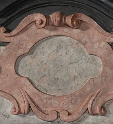 Zdjęcie nr 3: Nastawa ołtarza stiukowa, architektoniczna, jednoosiowa, jednokondygnacyjna, o wklęsłym licu, ze zwieńczeniem oraz osadzona na wysokim cokole. Ołtarz drewniany, sarkofagowy z drewnianą, silnie wysuniętą mensą. Retabulum ujęte jest parą zdwojonych pilastrów o trzonach dekorowanych konsolkami i kampanulami na froncie, dźwigających przerwane belkowanie. W polu środkowym umieszczono obraz św. Mikołaja ujęty profilowaną ramą w formie stojącego prostokąta zamkniętego łukiem odcinkowym, nadwieszonym z uskokiem i uszakami po bokach, wklęsłego u spodu. Poniżej obrazu znajduje się płycina ujęta spływami wolutowymi, zamknięta fragmentem gzymsu w formie łuku odcinkowego. W jej polu jest kartusz o fantazyjnym wykroju. Zwieńczenie ujęto parą spływów wolutowych i zamknięto fragmentem wklęsło-wypukłego gzymsu, na którym jest płomienisty wazon. Na końcach spływów wolutowych znajduje się para siedzących putt.  
Pole zwieńczenia wypełniają płaskorzeźbione obłoki z uskrzydlonymi główkami anielskimi oraz ukazana na ich tle promienista gloria z monogramem maryjnym pośrodku. Struktura retabulum jest marmoryzowana w kolorze szaro-brązowym i ciemnoszarym, ze złoconymi i srebrzonymi detalami.
