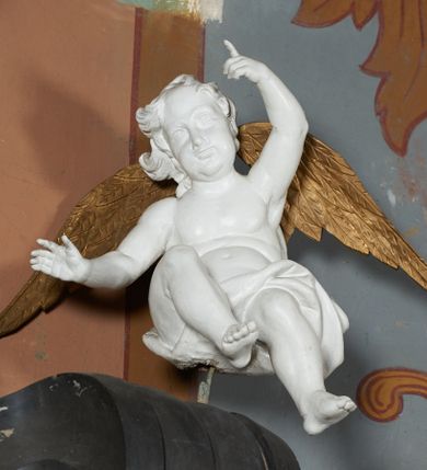 Zdjęcie nr 4: Nastawa ołtarza stiukowa, architektoniczna, jednoosiowa, jednokondygnacyjna, o wklęsłym licu, ze zwieńczeniem oraz osadzona na wysokim cokole. Ołtarz drewniany, sarkofagowy z drewnianą, silnie wysuniętą mensą. Retabulum ujęte parą zdwojonych pilastrów o trzonach dekorowanych konsolkami i kampanulami na froncie, dźwigających przerwane belkowanie. W polu środkowym umieszczono obraz św. Jana Nepomucena ujęty profilowaną ramą w formie stojącego prostokąta zamkniętego łukiem odcinkowym, nadwieszonym z uskokiem i uszakami po bokach, wklęsłego u spodu. Poniżej obrazu znajduje się płycina ujęta spływami wolutowymi, zamknięta fragmentem gzymsu w formie łuku odcinkowego. W jej polu jest kartusz o fantazyjnym wykroju. Zwieńczenie ujęto parą spływów wolutowych i zamknięto fragmentem wklęsło-wypukłego gzymsu, na którym jest krzyż na kuli. Na końcach spływów wolutowych znajduje się para siedzących putt.  
Pole zwieńczenia wypełniają płaskorzeźbione obłoki z uskrzydlonymi główkami anielskimi oraz ukazana na ich tle promienista gloria. Struktura retabulum jest marmoryzowana w kolorze szaro-brązowym i ciemnoszarym, ze złoconymi i srebrzonymi detalami.

