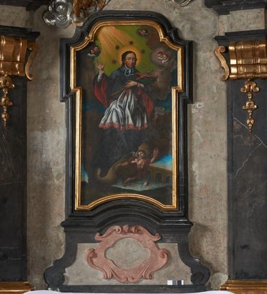 Zdjęcie nr 2: Nastawa ołtarza stiukowa, architektoniczna, jednoosiowa, jednokondygnacyjna, o wklęsłym licu, ze zwieńczeniem oraz osadzona na wysokim cokole. Ołtarz drewniany, sarkofagowy z drewnianą, silnie wysuniętą mensą. Retabulum ujęte parą zdwojonych pilastrów o trzonach dekorowanych konsolkami i kampanulami na froncie, dźwigających przerwane belkowanie. W polu środkowym umieszczono obraz św. Jana Nepomucena ujęty profilowaną ramą w formie stojącego prostokąta zamkniętego łukiem odcinkowym, nadwieszonym z uskokiem i uszakami po bokach, wklęsłego u spodu. Poniżej obrazu znajduje się płycina ujęta spływami wolutowymi, zamknięta fragmentem gzymsu w formie łuku odcinkowego. W jej polu jest kartusz o fantazyjnym wykroju. Zwieńczenie ujęto parą spływów wolutowych i zamknięto fragmentem wklęsło-wypukłego gzymsu, na którym jest krzyż na kuli. Na końcach spływów wolutowych znajduje się para siedzących putt.  
Pole zwieńczenia wypełniają płaskorzeźbione obłoki z uskrzydlonymi główkami anielskimi oraz ukazana na ich tle promienista gloria. Struktura retabulum jest marmoryzowana w kolorze szaro-brązowym i ciemnoszarym, ze złoconymi i srebrzonymi detalami.

